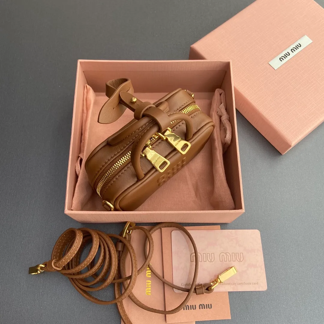[Special grade hardware original leather] ¥800 ~ Brown imported cow leather pendant. This pendant can be decorated with other accessories and has a unique style. Decorated with an embossed logo for an added signature touch. - Lace-up closure - Zipper closure - Embossed letter logo - Lined Dimensions: w11×h7×d4cm No.: 5NR036_020_MM030