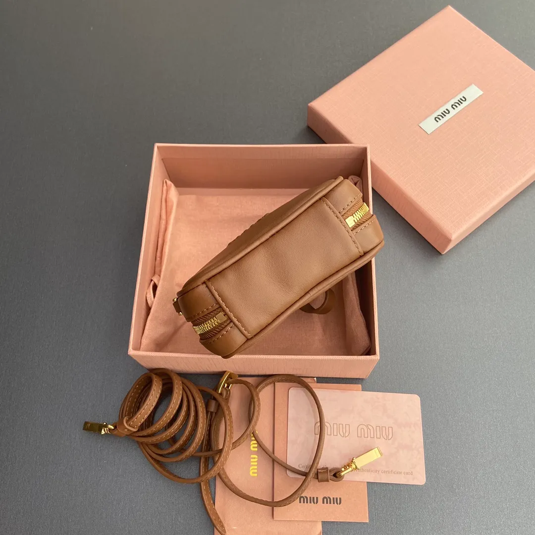 [Special grade hardware original leather] ¥800 ~ Brown imported cow leather pendant. This pendant can be decorated with other accessories and has a unique style. Decorated with an embossed logo for an added signature touch. - Lace-up closure - Zipper closure - Embossed letter logo - Lined Dimensions: w11×h7×d4cm No.: 5NR036_020_MM030