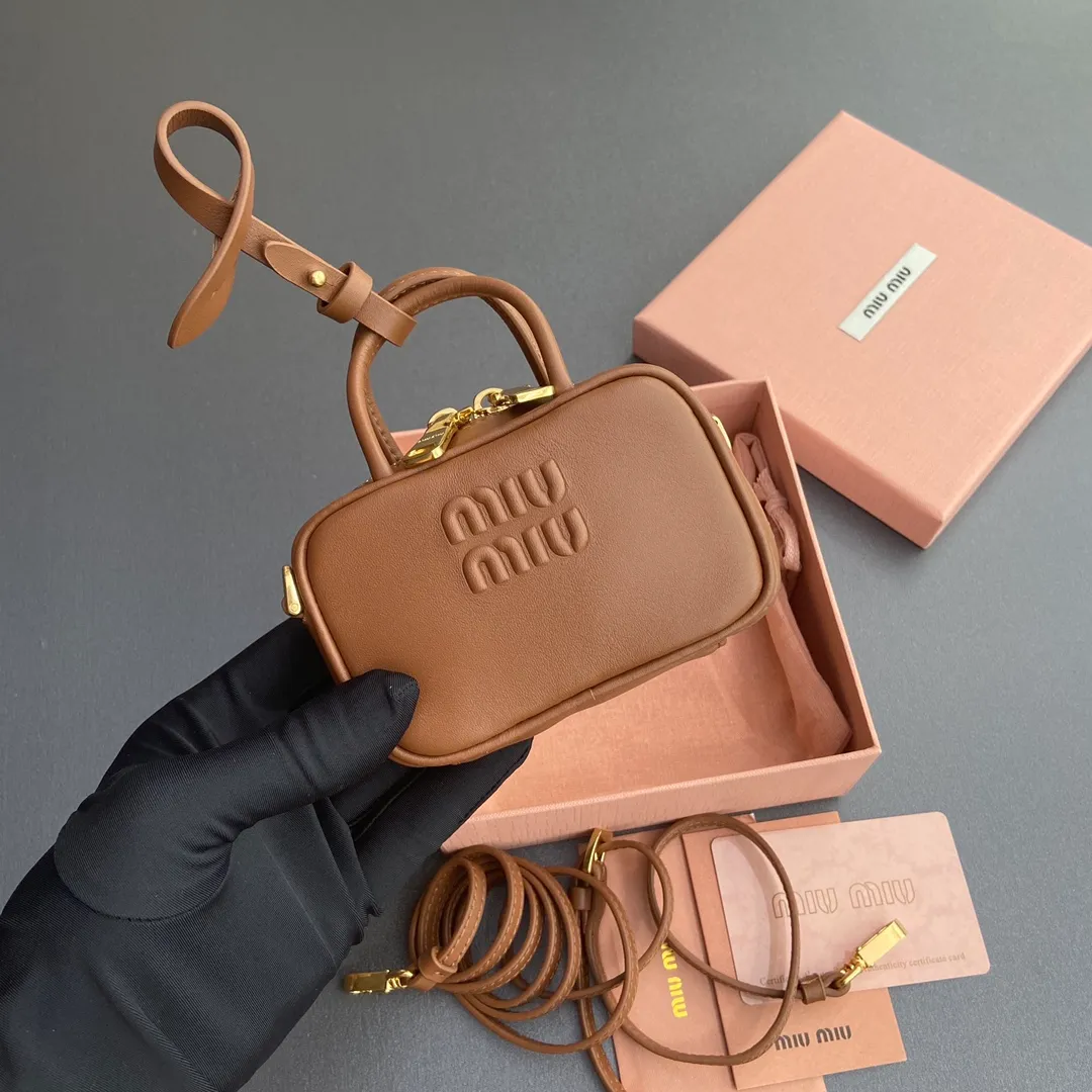 [Special grade hardware original leather] ¥800 ~ Brown imported cow leather pendant. This pendant can be decorated with other accessories and has a unique style. Decorated with an embossed logo for an added signature touch. - Lace-up closure - Zipper closure - Embossed letter logo - Lined Dimensions: w11×h7×d4cm No.: 5NR036_020_MM030