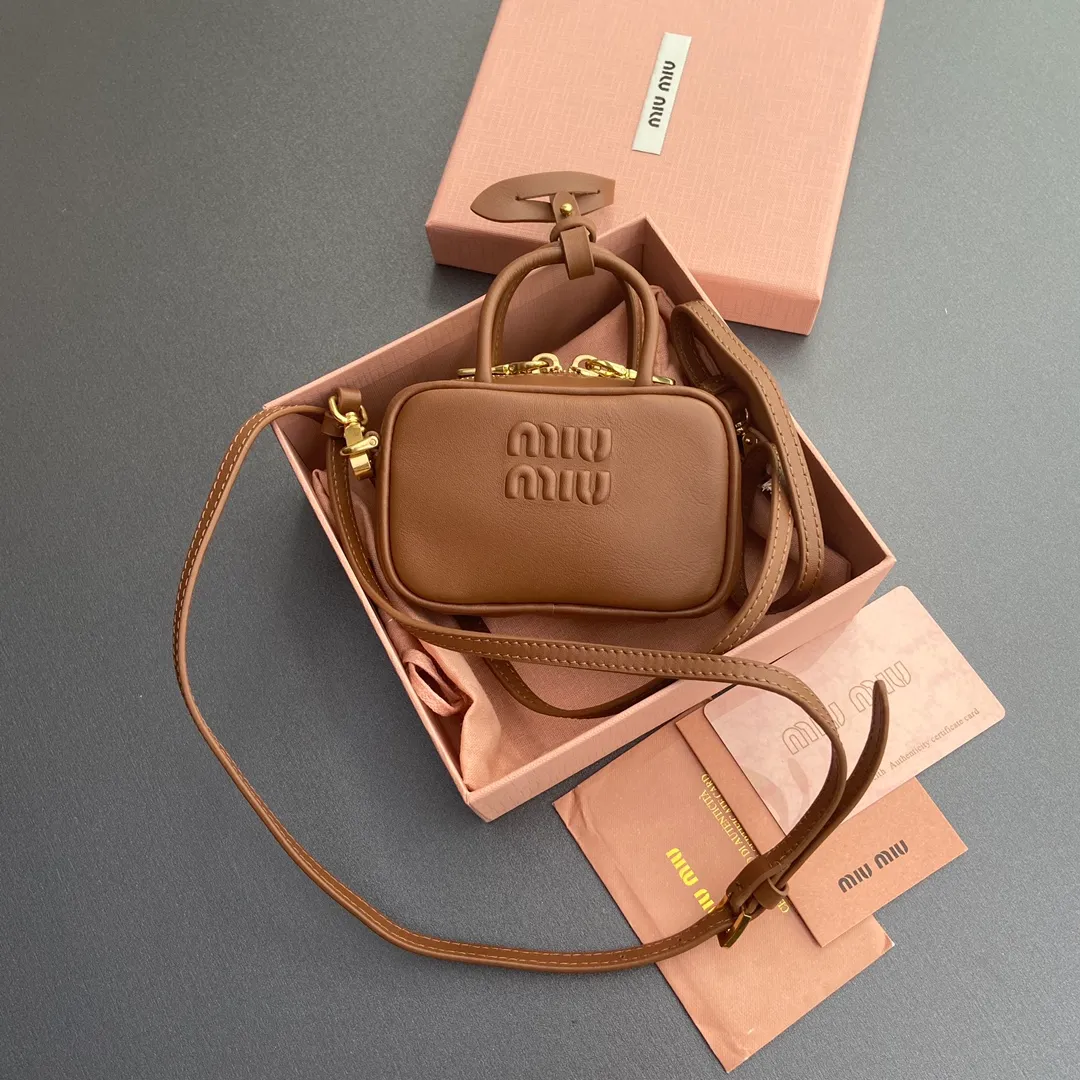 [Special grade hardware original leather] ¥800 ~ Brown imported cow leather pendant. This pendant can be decorated with other accessories and has a unique style. Decorated with an embossed logo for an added signature touch. - Lace-up closure - Zipper closure - Embossed letter logo - Lined Dimensions: w11×h7×d4cm No.: 5NR036_020_MM030