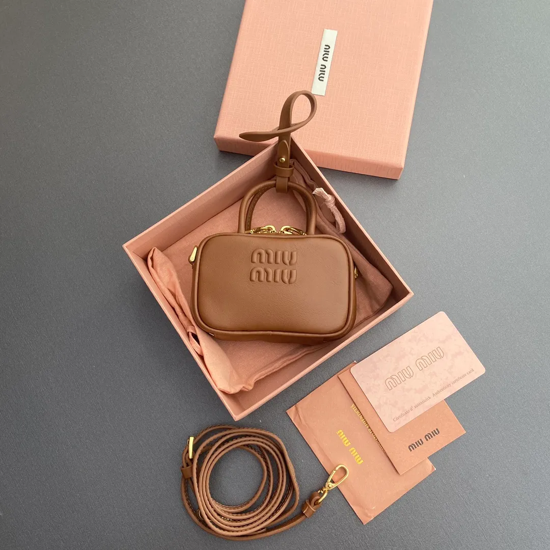 [Special grade hardware original leather] ¥800 ~ Brown imported cow leather pendant. This pendant can be decorated with other accessories and has a unique style. Decorated with an embossed logo for an added signature touch. - Lace-up closure - Zipper closure - Embossed letter logo - Lined Dimensions: w11×h7×d4cm No.: 5NR036_020_MM030