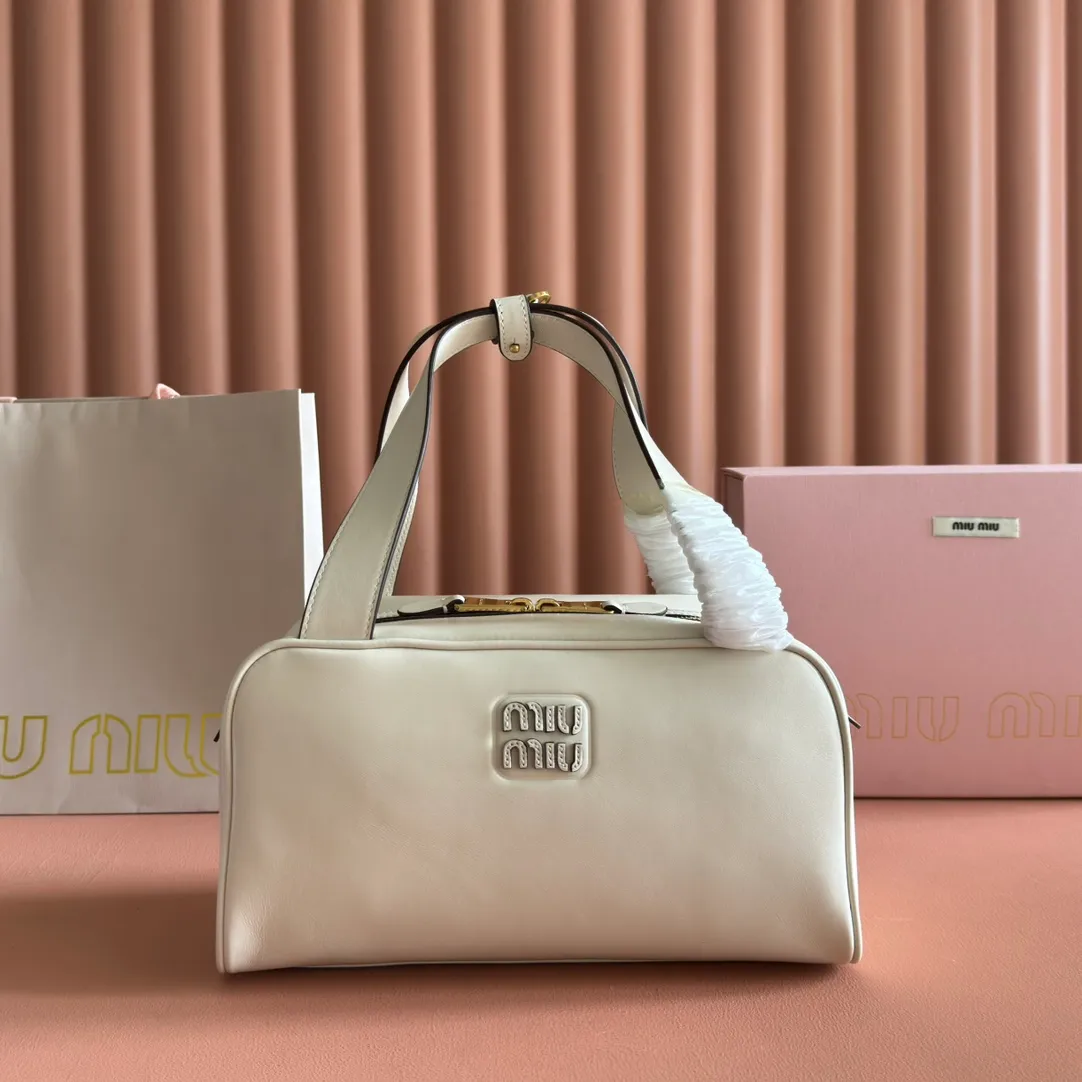 p1500💋💋💋【Original leather configuration counter complete package】Cow leather medium handbag No.: 5BB182_2IEO_F0041_V_M00 Compact and versatile, this new interpretation of the handbag features a flat handle, an elegant logo on the front and the subtle sheen of soft cow leather, embodying the refined spirit of Miu Miu. ●With handles ●Gold hardware ·Zipper closure ·Lined, double zip pockets ●Front engraved logo Width: 28 cm, Height: 15 cm, Length: 13 cm