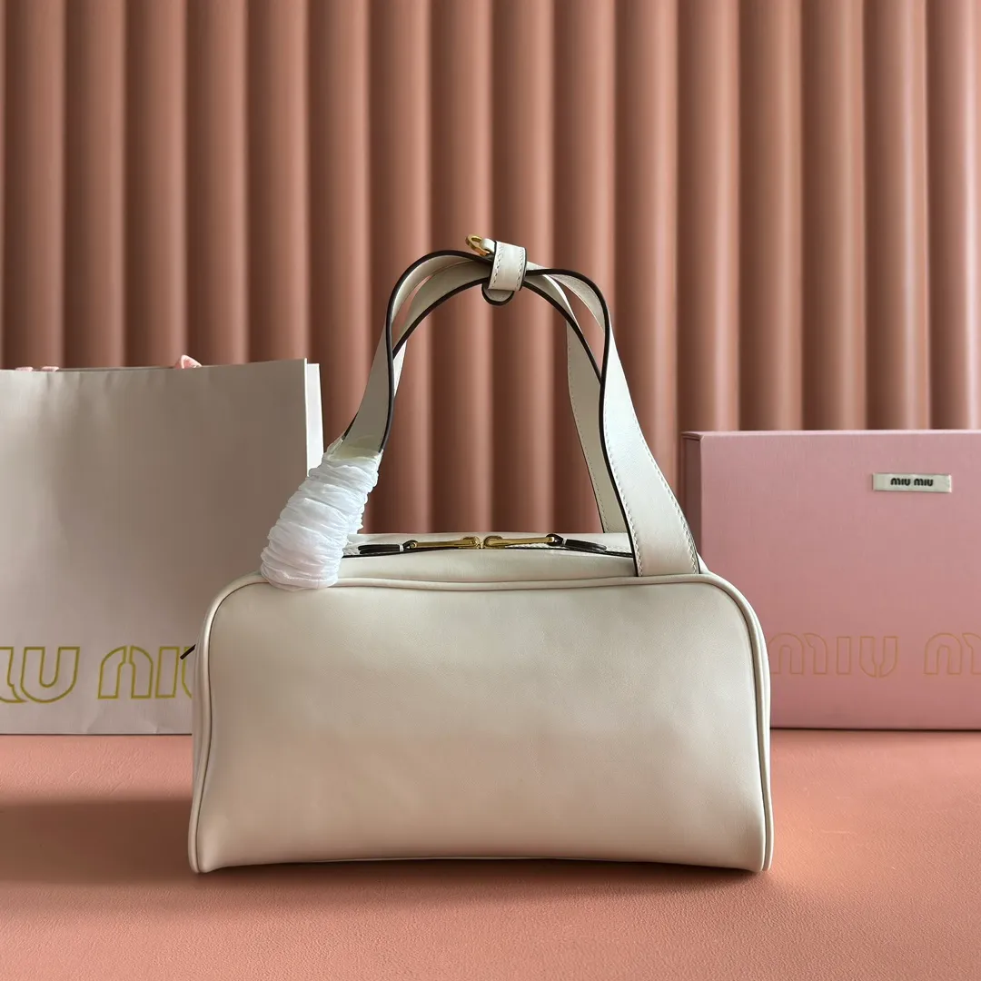 p1500💋💋💋【Original leather configuration counter complete package】Cow leather medium handbag No.: 5BB182_2IEO_F0041_V_M00 Compact and versatile, this new interpretation of the handbag features a flat handle, an elegant logo on the front and the subtle sheen of soft cow leather, embodying the refined spirit of Miu Miu. ●With handles ●Gold hardware ·Zipper closure ·Lined, double zip pockets ●Front engraved logo Width: 28 cm, Height: 15 cm, Length: 13 cm