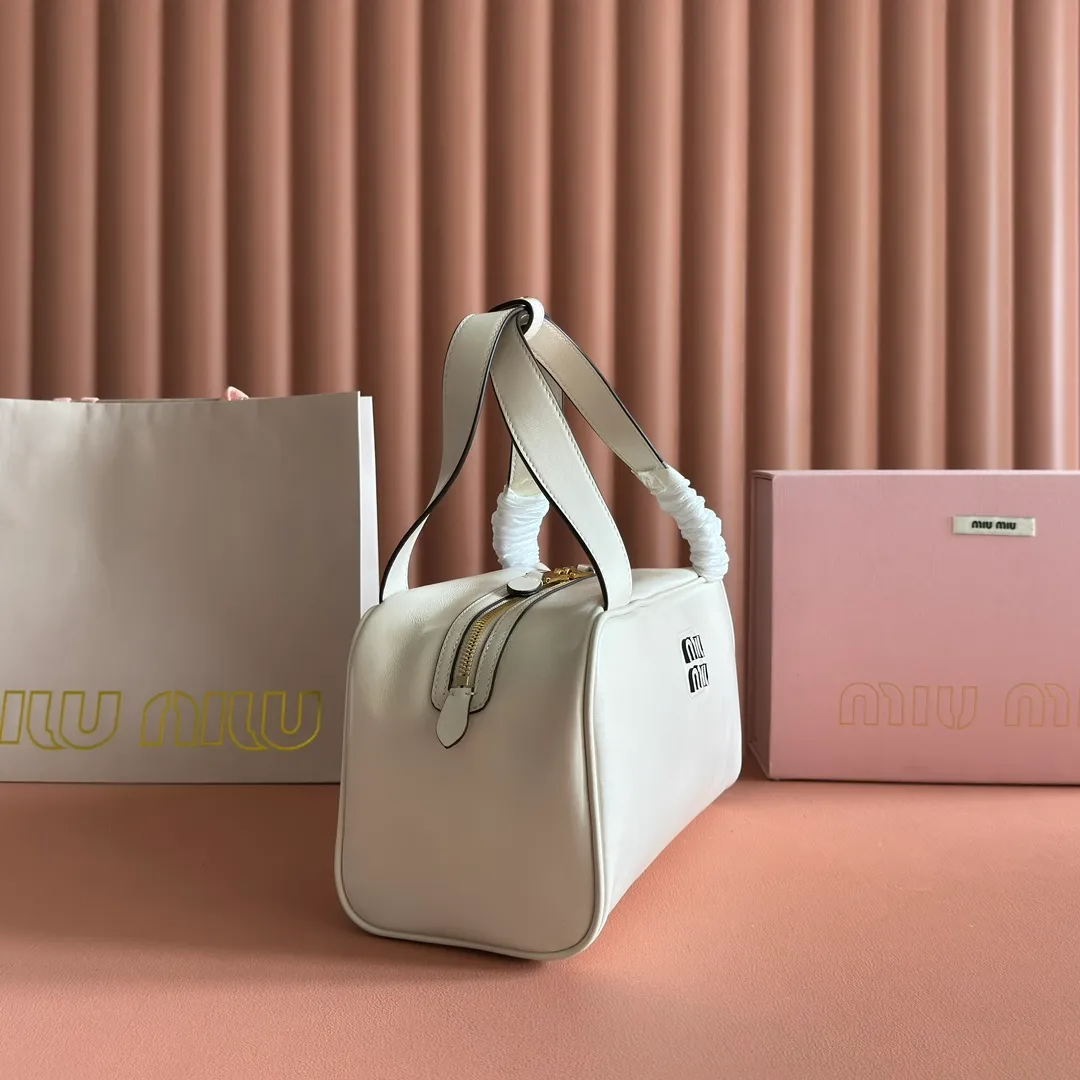 p1500💋💋💋【Original leather configuration counter complete package】Cow leather medium handbag No.: 5BB182_2IEO_F0041_V_M00 Compact and versatile, this new interpretation of the handbag features a flat handle, an elegant logo on the front and the subtle sheen of soft cow leather, embodying the refined spirit of Miu Miu. ●With handles ●Gold hardware ·Zipper closure ·Lined, double zip pockets ●Front engraved logo Width: 28 cm, Height: 15 cm, Length: 13 cm