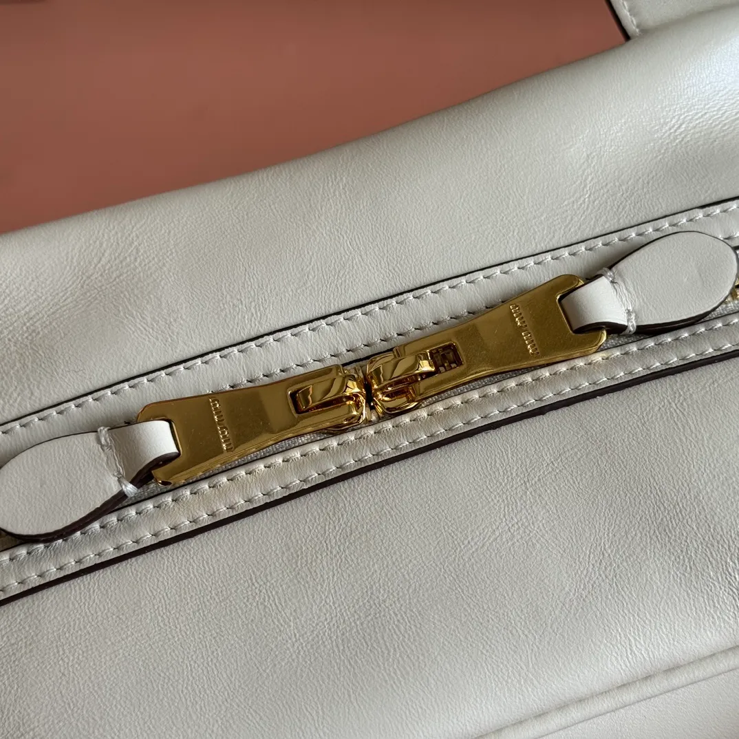 p1500💋💋💋【Original leather configuration counter complete package】Cow leather medium handbag No.: 5BB182_2IEO_F0041_V_M00 Compact and versatile, this new interpretation of the handbag features a flat handle, an elegant logo on the front and the subtle sheen of soft cow leather, embodying the refined spirit of Miu Miu. ●With handles ●Gold hardware ·Zipper closure ·Lined, double zip pockets ●Front engraved logo Width: 28 cm, Height: 15 cm, Length: 13 cm