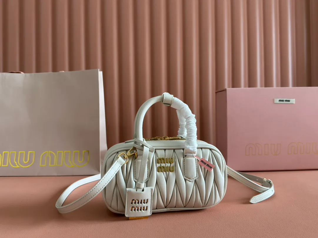 p1640💋💋💋【Equipment with counter full set of packaging, premium hardware and original leather】Arcadie sheepskin mini (19cm) bowling handbag/crossbody bag ~ This Arcadic handbag demonstrates the unique concept that fashion is a tool that reflects reality and translates it into material form. The letter logo that complements the finish of the metal hardware accessories is exquisitely crafted and demonstrates a highly recognizable classic style. Dynamic and elegant lines with adjustable and detachable shoulder straps present a practical and versatile design with modern charm. ～Detachable and adjustable shoulder strap ～Zipper closure ～Painted metal letter logo on front ～Lined patch pocket Size: W19×H10×D5cm Number: _5BP176