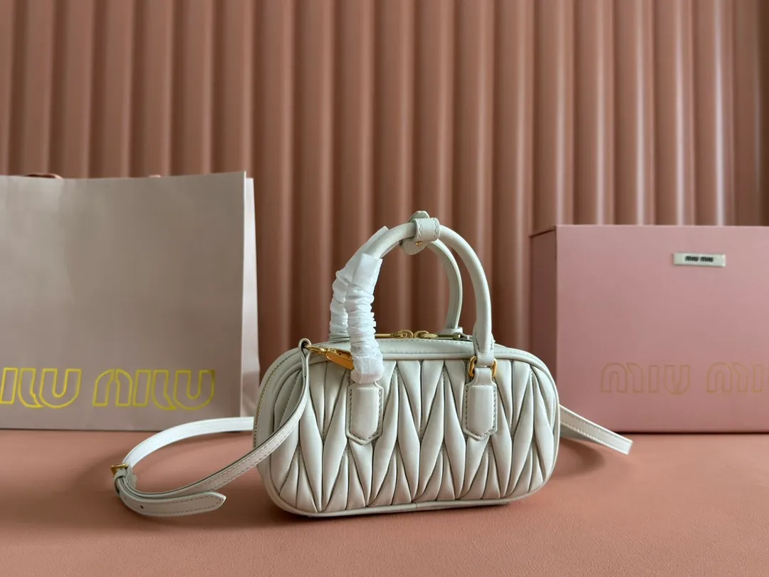 p1640💋💋💋【Equipment with counter full set of packaging, premium hardware and original leather】Arcadie sheepskin mini (19cm) bowling handbag/crossbody bag ~ This Arcadic handbag demonstrates the unique concept that fashion is a tool that reflects reality and translates it into material form. The letter logo that complements the finish of the metal hardware accessories is exquisitely crafted and demonstrates a highly recognizable classic style. Dynamic and elegant lines with adjustable and detachable shoulder straps present a practical and versatile design with modern charm. ～Detachable and adjustable shoulder strap ～Zipper closure ～Painted metal letter logo on front ～Lined patch pocket Size: W19×H10×D5cm Number: _5BP176