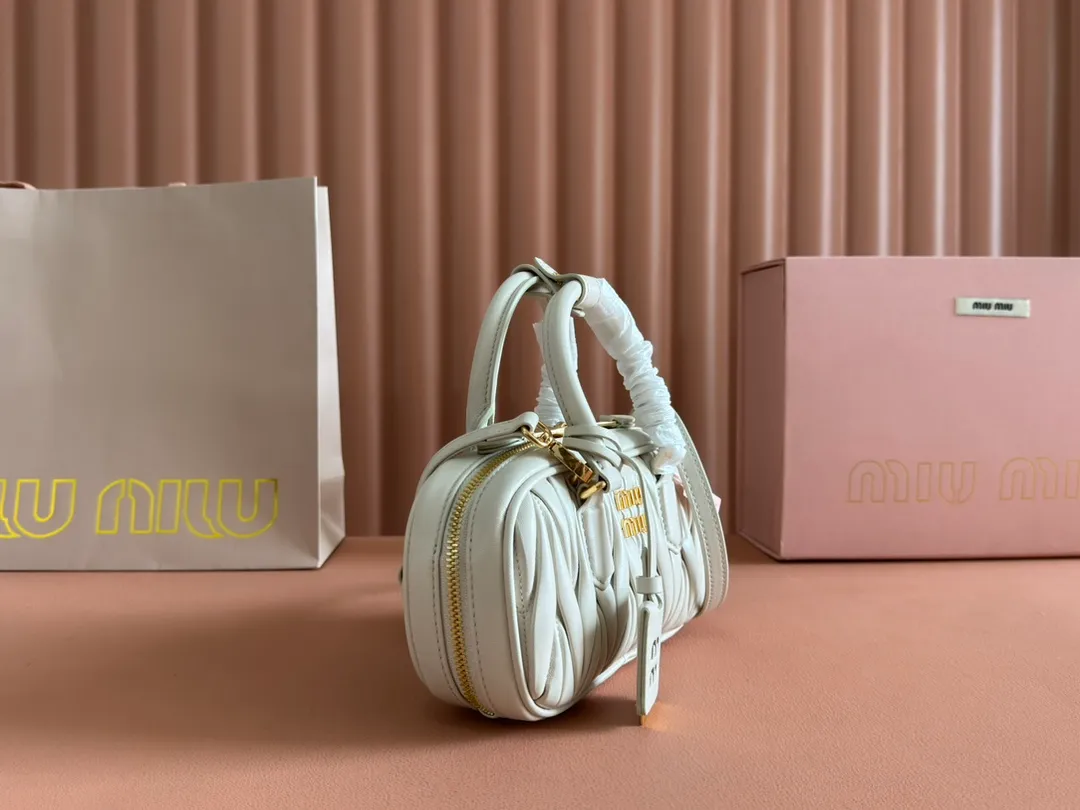 p1640💋💋💋【Equipment with counter full set of packaging, premium hardware and original leather】Arcadie sheepskin mini (19cm) bowling handbag/crossbody bag ~ This Arcadic handbag demonstrates the unique concept that fashion is a tool that reflects reality and translates it into material form. The letter logo that complements the finish of the metal hardware accessories is exquisitely crafted and demonstrates a highly recognizable classic style. Dynamic and elegant lines with adjustable and detachable shoulder straps present a practical and versatile design with modern charm. ～Detachable and adjustable shoulder strap ～Zipper closure ～Painted metal letter logo on front ～Lined patch pocket Size: W19×H10×D5cm Number: _5BP176