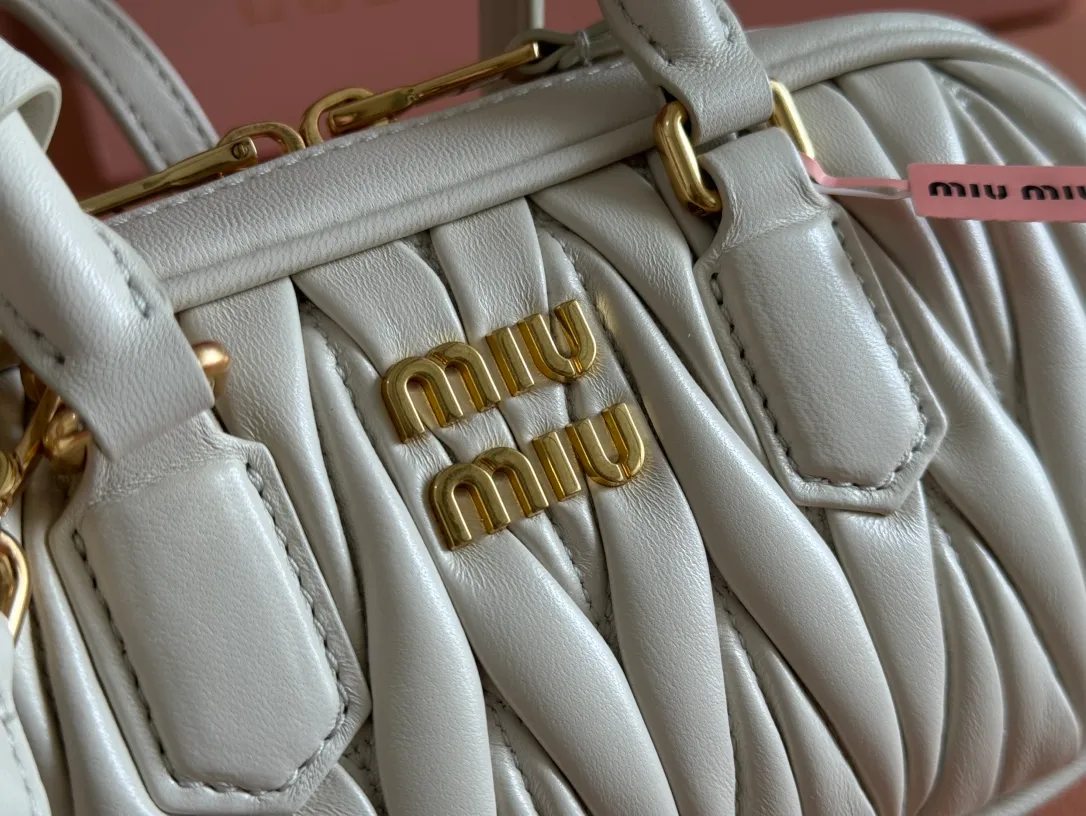 p1640💋💋💋【Equipment with counter full set of packaging, premium hardware and original leather】Arcadie sheepskin mini (19cm) bowling handbag/crossbody bag ~ This Arcadic handbag demonstrates the unique concept that fashion is a tool that reflects reality and translates it into material form. The letter logo that complements the finish of the metal hardware accessories is exquisitely crafted and demonstrates a highly recognizable classic style. Dynamic and elegant lines with adjustable and detachable shoulder straps present a practical and versatile design with modern charm. ～Detachable and adjustable shoulder strap ～Zipper closure ～Painted metal letter logo on front ～Lined patch pocket Size: W19×H10×D5cm Number: _5BP176