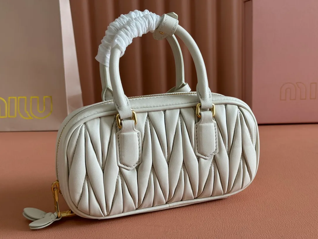p1640💋💋💋【Equipment with counter full set of packaging, premium hardware and original leather】Arcadie sheepskin mini (19cm) bowling handbag/crossbody bag ~ This Arcadic handbag demonstrates the unique concept that fashion is a tool that reflects reality and translates it into material form. The letter logo that complements the finish of the metal hardware accessories is exquisitely crafted and demonstrates a highly recognizable classic style. Dynamic and elegant lines with adjustable and detachable shoulder straps present a practical and versatile design with modern charm. ～Detachable and adjustable shoulder strap ～Zipper closure ～Painted metal letter logo on front ～Lined patch pocket Size: W19×H10×D5cm Number: _5BP176