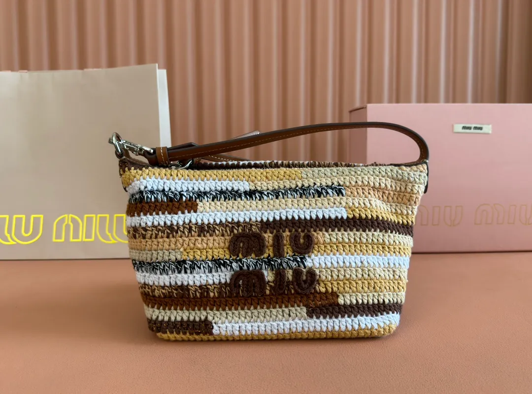 p1500💋💋💋 [Configured with full set of packaging at the counter] 5NE841, rainbow woven lunch box bag, ultra-heavy handmade, hand-crocheted using a variety of materials, not a single material version on the market, iconic Miu embroidery on the front, cotton lining, ultra-light, large capacity, looks good with any combination, suitable for all seasons, size: bottom length 19cm, opening width 25.5cm, height 14cm, bottom width 10cm,