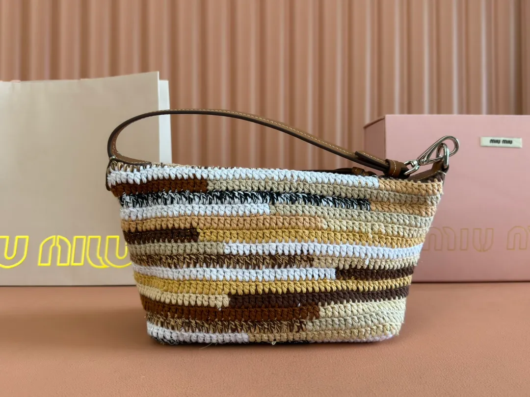 p1500💋💋💋 [Configured with full set of packaging at the counter] 5NE841, rainbow woven lunch box bag, ultra-heavy handmade, hand-crocheted using a variety of materials, not a single material version on the market, iconic Miu embroidery on the front, cotton lining, ultra-light, large capacity, looks good with any combination, suitable for all seasons, size: bottom length 19cm, opening width 25.5cm, height 14cm, bottom width 10cm,