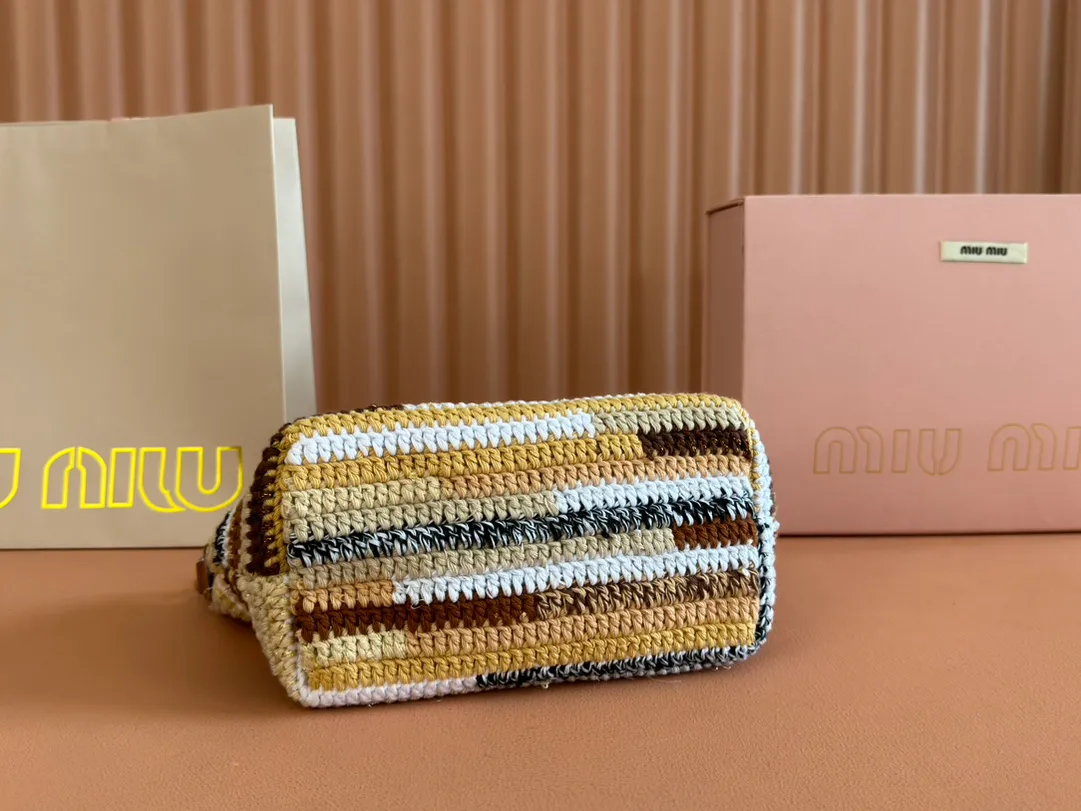 p1500💋💋💋 [Configured with full set of packaging at the counter] 5NE841, rainbow woven lunch box bag, ultra-heavy handmade, hand-crocheted using a variety of materials, not a single material version on the market, iconic Miu embroidery on the front, cotton lining, ultra-light, large capacity, looks good with any combination, suitable for all seasons, size: bottom length 19cm, opening width 25.5cm, height 14cm, bottom width 10cm,