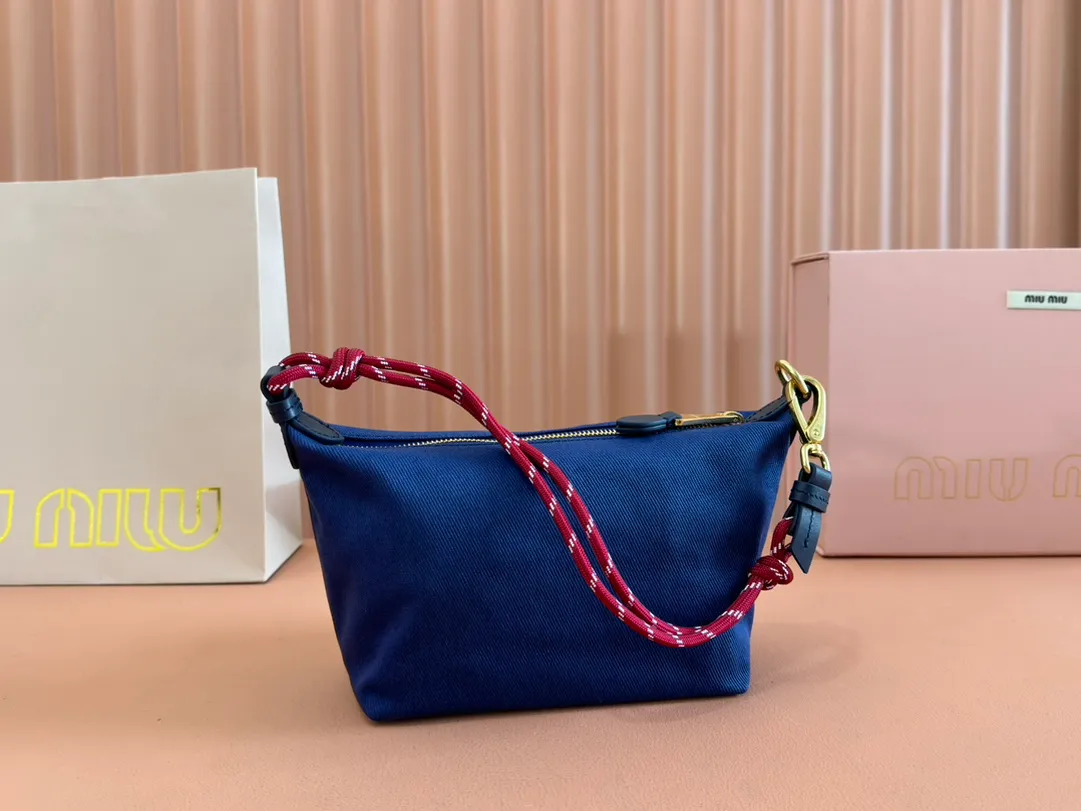 p960💋💋💋 [Configured with full set of counter packaging] 5NE841, new denim lunch box bag, unique ice crack texture, iconic Miu amount logo on the front, cotton lining, ultra-light, large capacity, looks good with any combination, suitable for all seasons, size: bottom length 19cm, opening width 25.5cm, height 14cm, bottom width 10cm