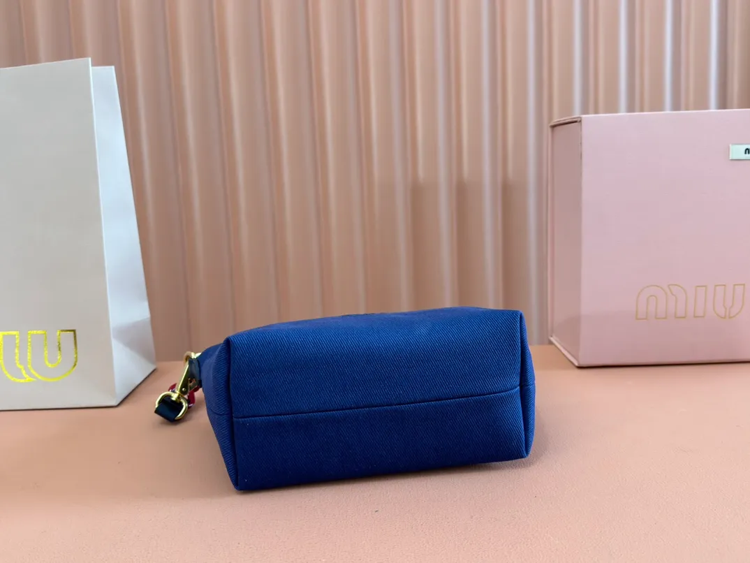 p960💋💋💋 [Configured with full set of counter packaging] 5NE841, new denim lunch box bag, unique ice crack texture, iconic Miu amount logo on the front, cotton lining, ultra-light, large capacity, looks good with any combination, suitable for all seasons, size: bottom length 19cm, opening width 25.5cm, height 14cm, bottom width 10cm