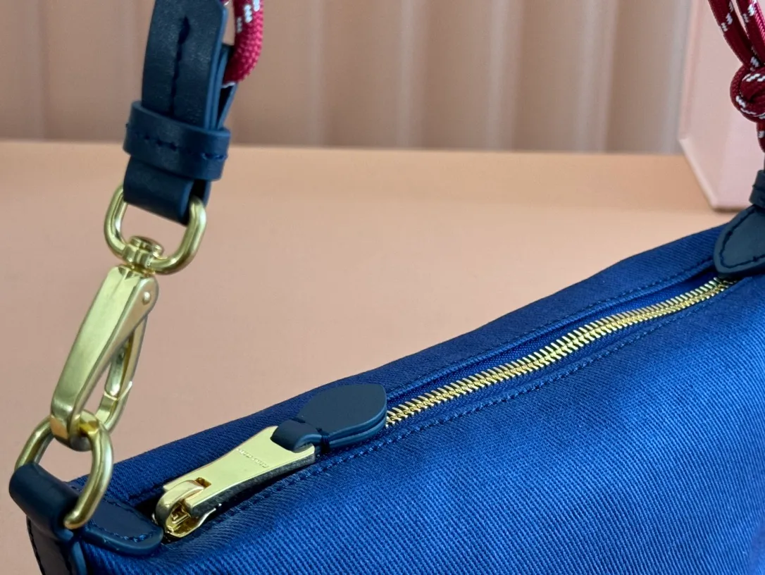 p960💋💋💋 [Configured with full set of counter packaging] 5NE841, new denim lunch box bag, unique ice crack texture, iconic Miu amount logo on the front, cotton lining, ultra-light, large capacity, looks good with any combination, suitable for all seasons, size: bottom length 19cm, opening width 25.5cm, height 14cm, bottom width 10cm