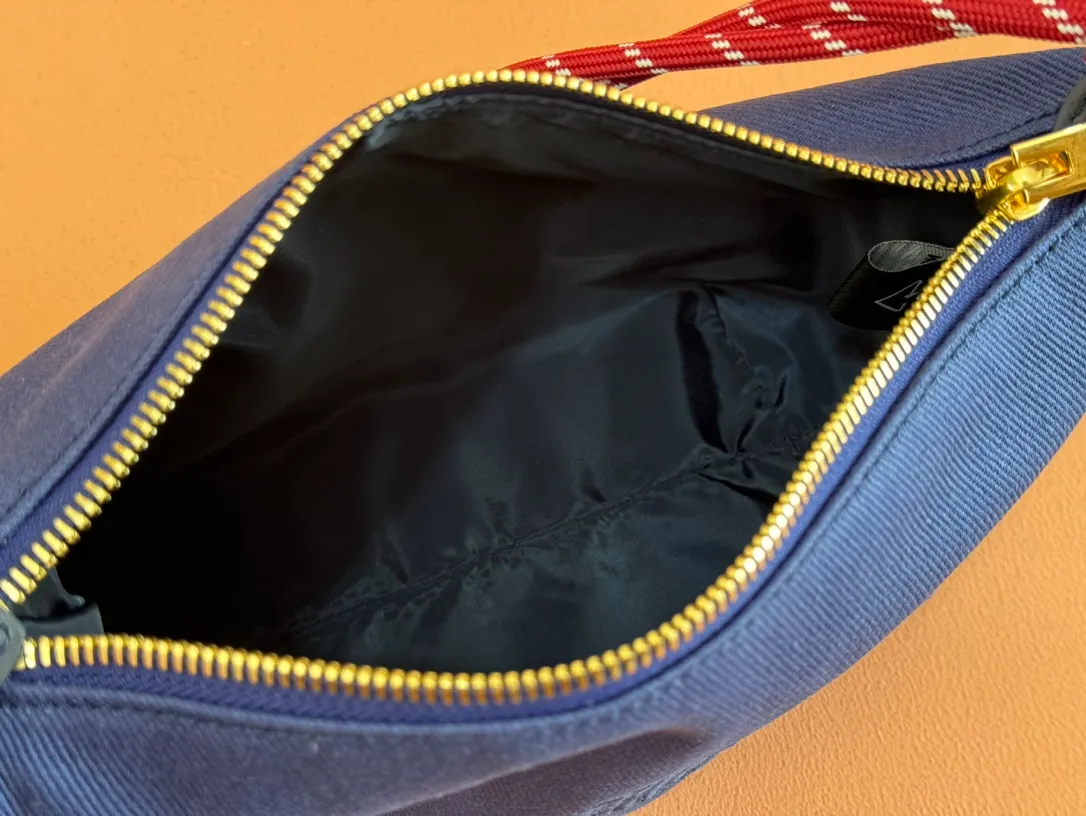 p960💋💋💋 [Configured with full set of counter packaging] 5NE841, new denim lunch box bag, unique ice crack texture, iconic Miu amount logo on the front, cotton lining, ultra-light, large capacity, looks good with any combination, suitable for all seasons, size: bottom length 19cm, opening width 25.5cm, height 14cm, bottom width 10cm