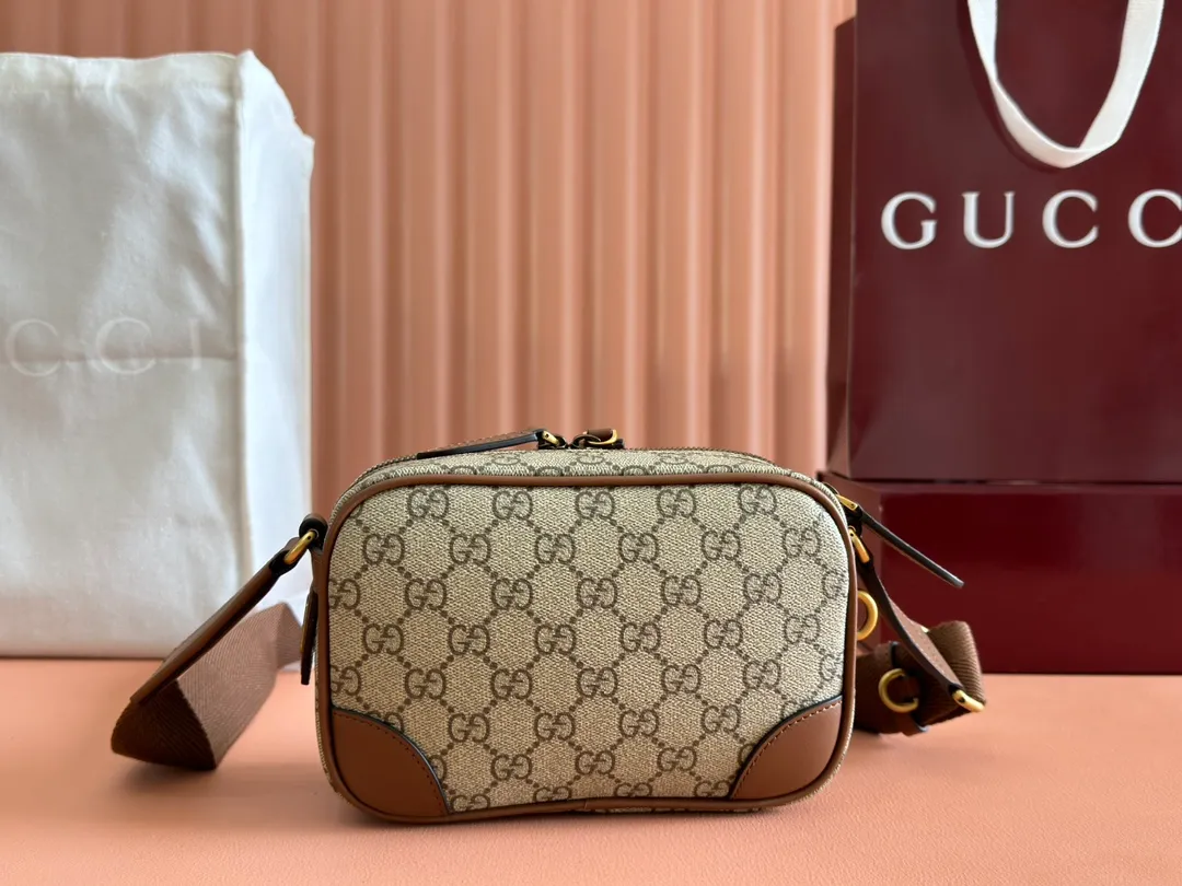 p1180💋💋💋【Full set of packaging at the counter】The GG Emblem series reinterprets classic patterns with creative design and innovative functions, creating a treasured choice for years to come. This ultra-mini handbag is crafted from black fabric with a new GG monogram pattern and is a new interpretation of the new accessories series. Black new GG monogram coated fabric Black leather piping Cotton and linen blend and moiré fabric lining Interior: 3 card compartments and 2 zippered compartments Adjustable canvas shoulder strap (55cm high) Zip closure Weight: approx. 398g Model number: 821217 Dimensions: 19cm (W) x 12.5cm (H) x 7cm (D) Color: Gram/original leather. Made in Italy