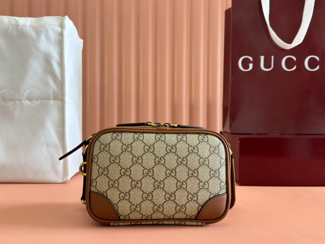 p1180💋💋💋【Full set of packaging at the counter】The GG Emblem series reinterprets classic patterns with creative design and innovative functions, creating a treasured choice for years to come. This ultra-mini handbag is crafted from black fabric with a new GG monogram pattern and is a new interpretation of the new accessories series. Black new GG monogram coated fabric Black leather piping Cotton and linen blend and moiré fabric lining Interior: 3 card compartments and 2 zippered compartments Adjustable canvas shoulder strap (55cm high) Zip closure Weight: approx. 398g Model number: 821217 Dimensions: 19cm (W) x 12.5cm (H) x 7cm (D) Color: Gram/original leather. Made in Italy