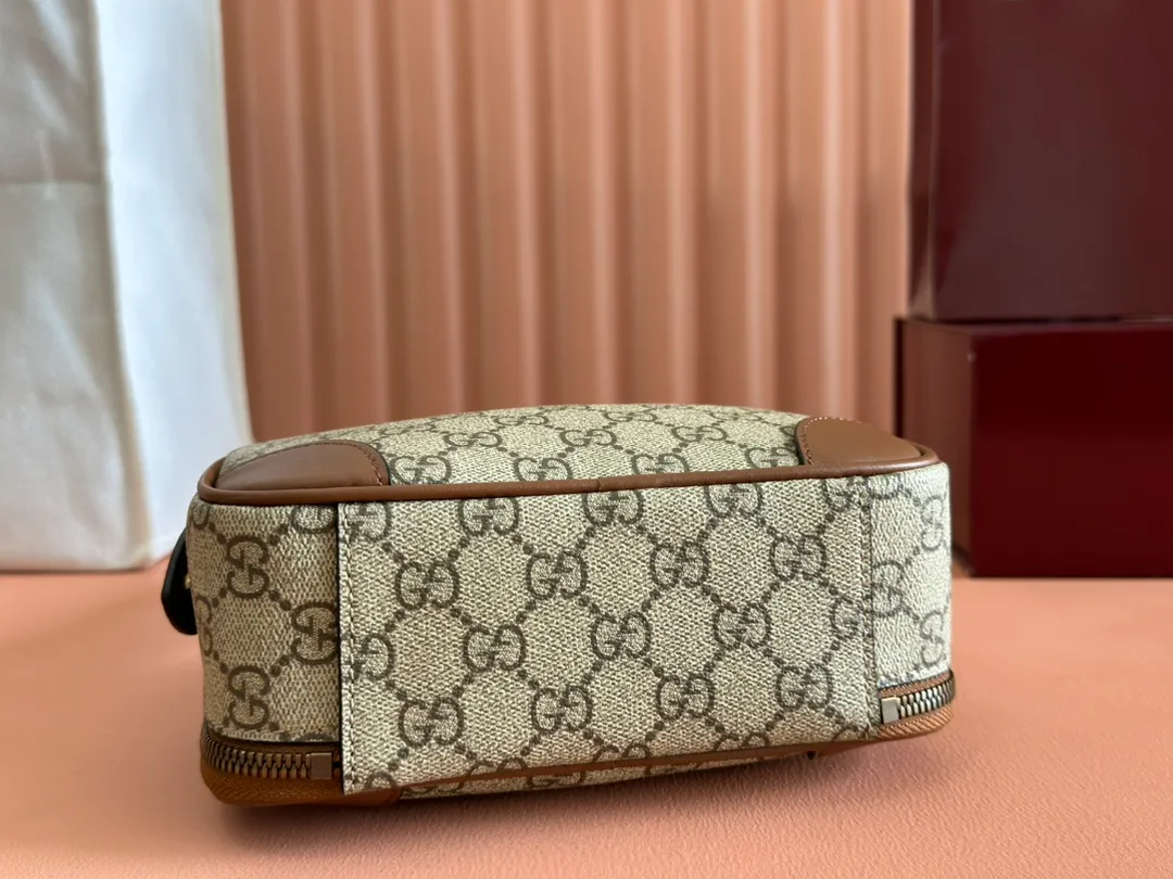 p1180💋💋💋【Full set of packaging at the counter】The GG Emblem series reinterprets classic patterns with creative design and innovative functions, creating a treasured choice for years to come. This ultra-mini handbag is crafted from black fabric with a new GG monogram pattern and is a new interpretation of the new accessories series. Black new GG monogram coated fabric Black leather piping Cotton and linen blend and moiré fabric lining Interior: 3 card compartments and 2 zippered compartments Adjustable canvas shoulder strap (55cm high) Zip closure Weight: approx. 398g Model number: 821217 Dimensions: 19cm (W) x 12.5cm (H) x 7cm (D) Color: Gram/original leather. Made in Italy