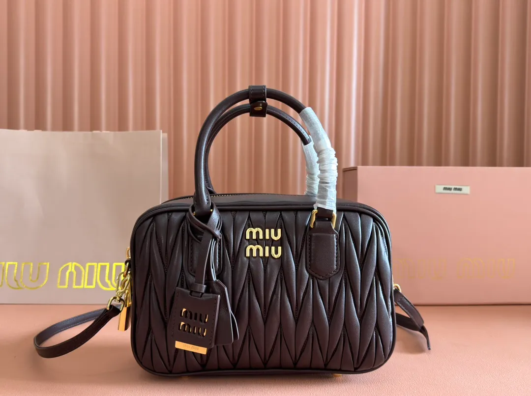 p1900💋💋💋 [Equipped with full set of packaging at the counter, premium hardware original leather] Arcadie Matelasse sheepskin medium bowling handbag/crossbody bag ~ Heather sheepskin This handbag uses Matelasse craftsmanship, and the three-dimensional texture and exquisite texture bring a new interpretation to the classic silhouette. The front letter logo cleverly echoes the metal hardware, and the exquisite workmanship is outstanding, highlighting a highly recognizable classic style. Dynamic and elegant lines with adjustable and detachable shoulder straps present a practical and versatile design with modern charm. ～Detachable and adjustable shoulder strap ～Zipper closure ～Lined with 2 patch pockets ～With foot studs Size: W24×H17×D7.5cm No.: 5BB124