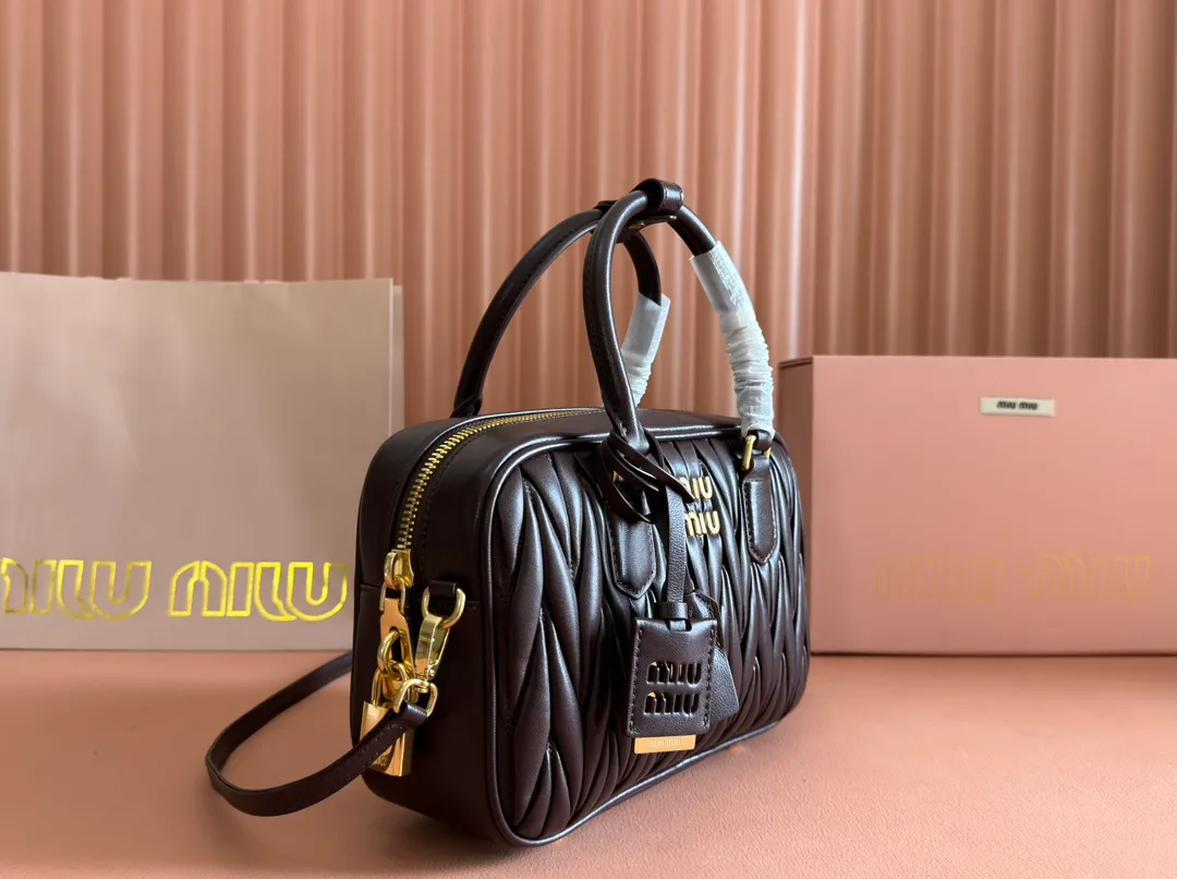 p1900💋💋💋 [Equipped with full set of packaging at the counter, premium hardware original leather] Arcadie Matelasse sheepskin medium bowling handbag/crossbody bag ~ Heather sheepskin This handbag uses Matelasse craftsmanship, and the three-dimensional texture and exquisite texture bring a new interpretation to the classic silhouette. The front letter logo cleverly echoes the metal hardware, and the exquisite workmanship is outstanding, highlighting a highly recognizable classic style. Dynamic and elegant lines with adjustable and detachable shoulder straps present a practical and versatile design with modern charm. ～Detachable and adjustable shoulder strap ～Zipper closure ～Lined with 2 patch pockets ～With foot studs Size: W24×H17×D7.5cm No.: 5BB124