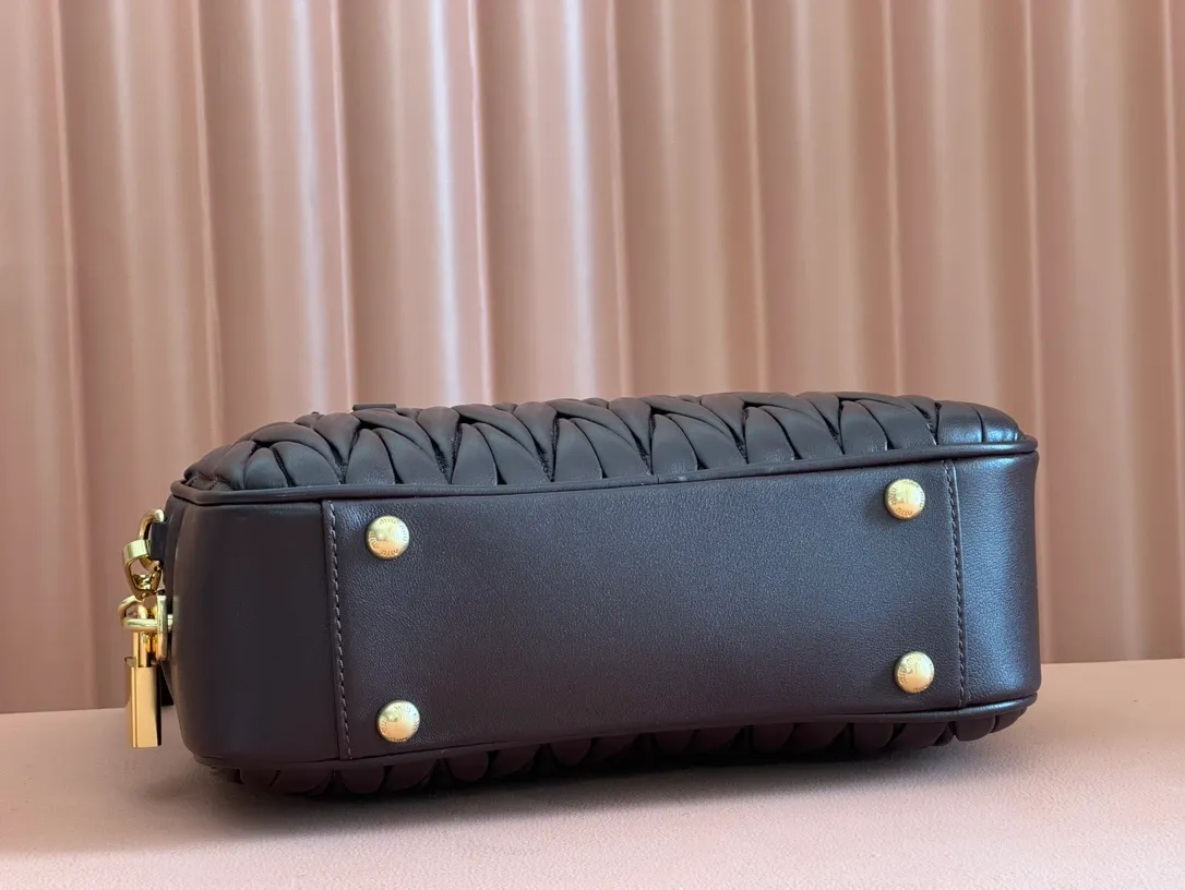 p1900💋💋💋 [Equipped with full set of packaging at the counter, premium hardware original leather] Arcadie Matelasse sheepskin medium bowling handbag/crossbody bag ~ Heather sheepskin This handbag uses Matelasse craftsmanship, and the three-dimensional texture and exquisite texture bring a new interpretation to the classic silhouette. The front letter logo cleverly echoes the metal hardware, and the exquisite workmanship is outstanding, highlighting a highly recognizable classic style. Dynamic and elegant lines with adjustable and detachable shoulder straps present a practical and versatile design with modern charm. ～Detachable and adjustable shoulder strap ～Zipper closure ～Lined with 2 patch pockets ～With foot studs Size: W24×H17×D7.5cm No.: 5BB124