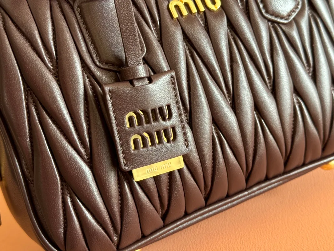 p1900💋💋💋 [Equipped with full set of packaging at the counter, premium hardware original leather] Arcadie Matelasse sheepskin medium bowling handbag/crossbody bag ~ Heather sheepskin This handbag uses Matelasse craftsmanship, and the three-dimensional texture and exquisite texture bring a new interpretation to the classic silhouette. The front letter logo cleverly echoes the metal hardware, and the exquisite workmanship is outstanding, highlighting a highly recognizable classic style. Dynamic and elegant lines with adjustable and detachable shoulder straps present a practical and versatile design with modern charm. ～Detachable and adjustable shoulder strap ～Zipper closure ～Lined with 2 patch pockets ～With foot studs Size: W24×H17×D7.5cm No.: 5BB124