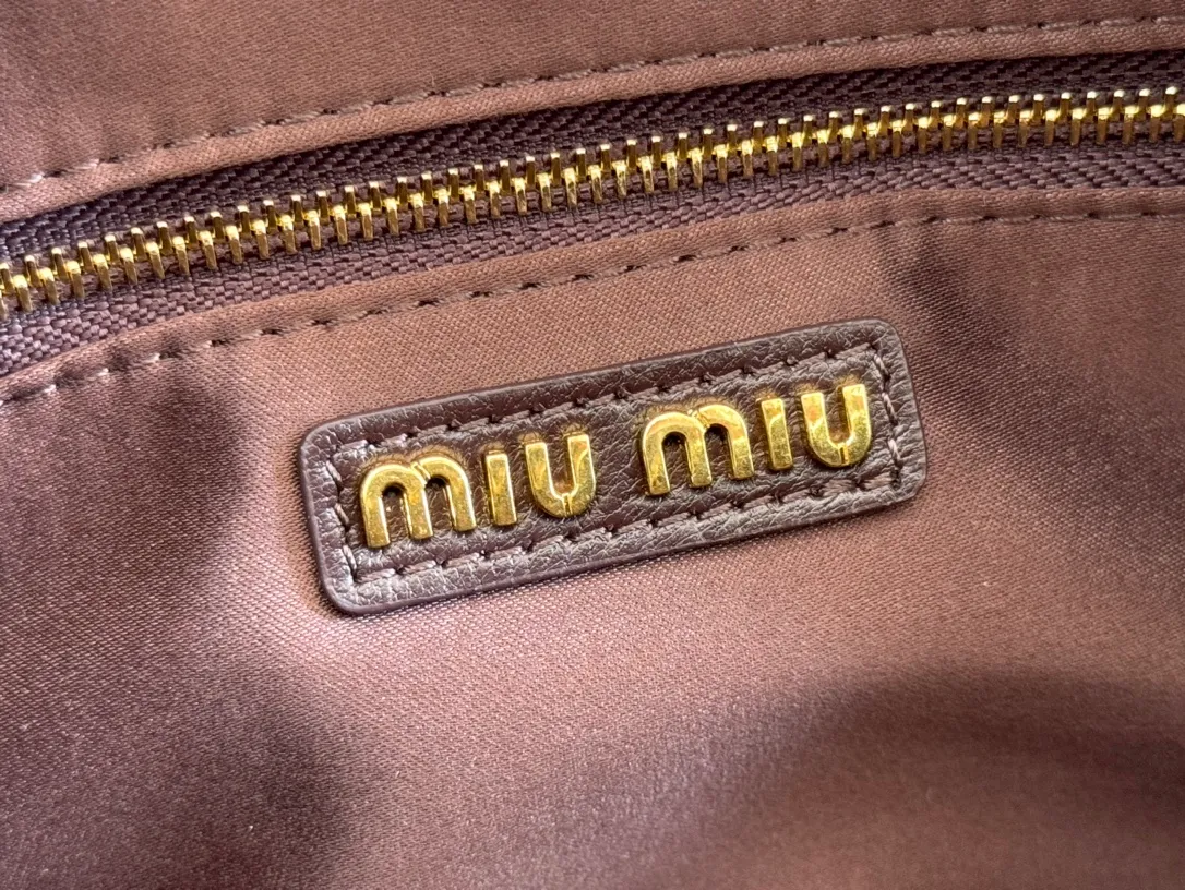 p1900💋💋💋 [Equipped with full set of packaging at the counter, premium hardware original leather] Arcadie Matelasse sheepskin medium bowling handbag/crossbody bag ~ Heather sheepskin This handbag uses Matelasse craftsmanship, and the three-dimensional texture and exquisite texture bring a new interpretation to the classic silhouette. The front letter logo cleverly echoes the metal hardware, and the exquisite workmanship is outstanding, highlighting a highly recognizable classic style. Dynamic and elegant lines with adjustable and detachable shoulder straps present a practical and versatile design with modern charm. ～Detachable and adjustable shoulder strap ～Zipper closure ～Lined with 2 patch pockets ～With foot studs Size: W24×H17×D7.5cm No.: 5BB124