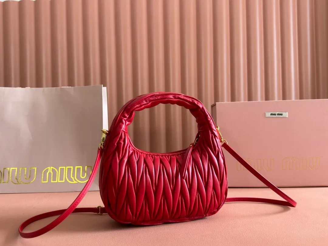 p1560💋💋💋【Premium hardware original leather】Wander Matelasse sheep leather Hobo handbag/crossbody bag ~ Wander handbag has become one of the classic accessories. This mini handbag is made of Matalasse sheep leather, using exquisite craftsmanship to create a three-dimensional effect, showing exquisite elegance. Presenting the Hobo bag style, blending retro style and modern elegance, it has become a new synonym for modern femininity. ～Golden hardware ～Zip closure ～Metal lettering logo on the front ～Cotton satin lining Size: W23×H13×D7cm Number: _5BC125