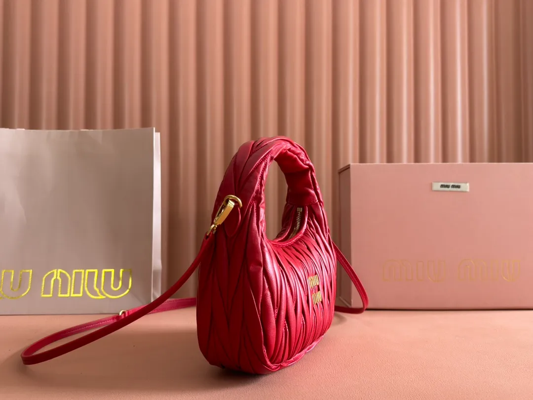 p1560💋💋💋【Premium hardware original leather】Wander Matelasse sheep leather Hobo handbag/crossbody bag ~ Wander handbag has become one of the classic accessories. This mini handbag is made of Matalasse sheep leather, using exquisite craftsmanship to create a three-dimensional effect, showing exquisite elegance. Presenting the Hobo bag style, blending retro style and modern elegance, it has become a new synonym for modern femininity. ～Golden hardware ～Zip closure ～Metal lettering logo on the front ～Cotton satin lining Size: W23×H13×D7cm Number: _5BC125