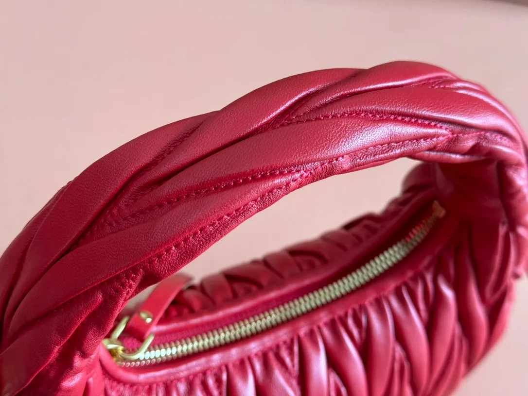 p1560💋💋💋【Premium hardware original leather】Wander Matelasse sheep leather Hobo handbag/crossbody bag ~ Wander handbag has become one of the classic accessories. This mini handbag is made of Matalasse sheep leather, using exquisite craftsmanship to create a three-dimensional effect, showing exquisite elegance. Presenting the Hobo bag style, blending retro style and modern elegance, it has become a new synonym for modern femininity. ～Golden hardware ～Zip closure ～Metal lettering logo on the front ～Cotton satin lining Size: W23×H13×D7cm Number: _5BC125