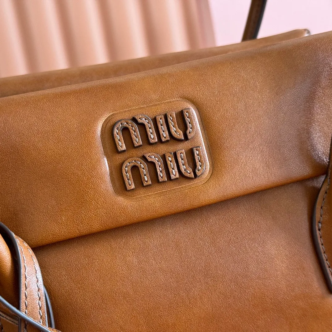 p1700💋💋💋【Configuring full counter package】Vintage cow leather Solitaire medium handbag: 5BA302 Structured lines and exquisite details define this handbag, inspired by MiuMiu's 2006 archives. An elegant style that combines classic and experimental is enhanced by the iconic logo on the front and a shiny finish. ·With handle ●With removable decoration. Comes with sliding and removable shoulder strap. Minimum length: 110 cm - Maximum length: 120 cm - Minimum drop: 50 cm - Maximum drop: 55 cm · Front and back pockets · Gold hardware · Zippered pockets and patch pockets ● Lettering logo on the front Width: 28 cm, Height: 19.5 cm, Length: 11 cm
