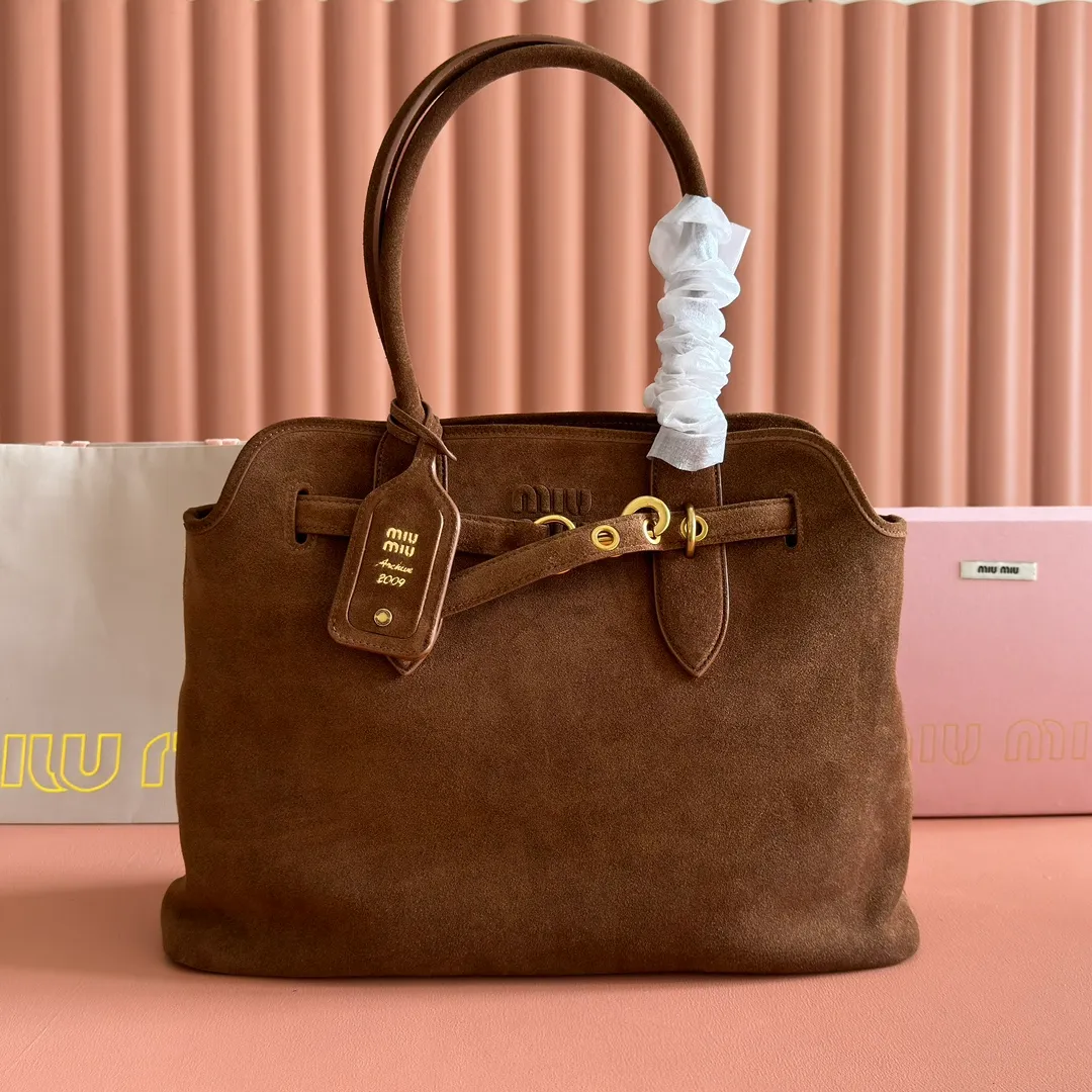 p2160💋💋💋Original leather Miu women's Nappa sheepskin handbag, inspired by the archive design, the structure has been adjusted to become lighter and rejuvenate with a new personality, creating a classic item with timeless charm. Decorated with an embossed monogram logo for an added signature touch 👝 Comes with handles for use as a tote or shoulder bag! Removable charm, antiqued gold-tone hardware, embossed lettering logo on front, lined interior, zip pocket and patch pocket! Size: 31✖️40✖️13cm Style number: 5BG291