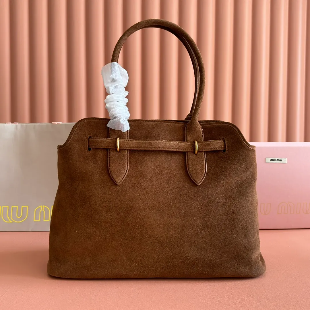 p2160💋💋💋Original leather Miu women's Nappa sheepskin handbag, inspired by the archive design, the structure has been adjusted to become lighter and rejuvenate with a new personality, creating a classic item with timeless charm. Decorated with an embossed monogram logo for an added signature touch 👝 Comes with handles for use as a tote or shoulder bag! Removable charm, antiqued gold-tone hardware, embossed lettering logo on front, lined interior, zip pocket and patch pocket! Size: 31✖️40✖️13cm Style number: 5BG291