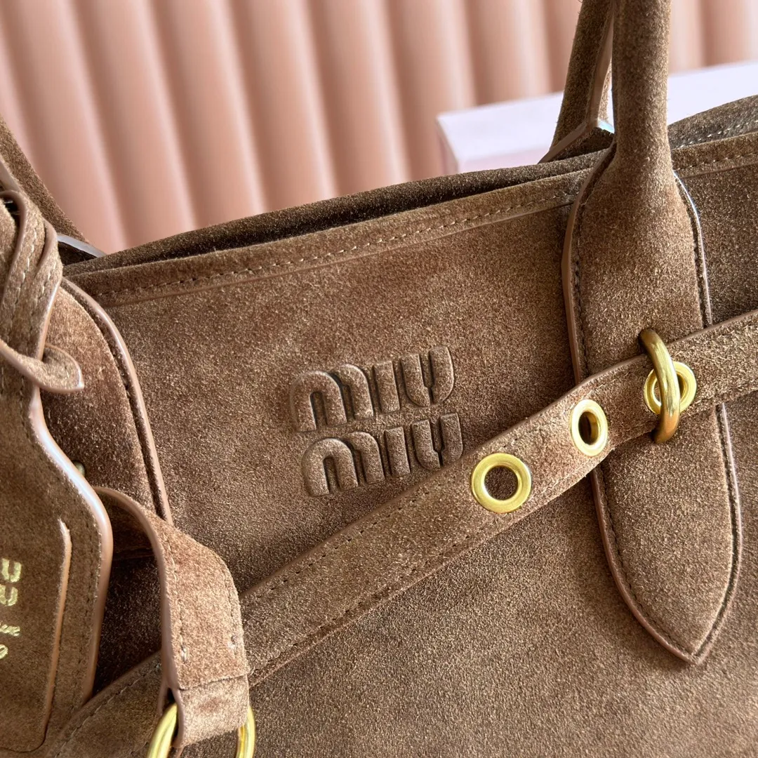 p2160💋💋💋Original leather Miu women's Nappa sheepskin handbag, inspired by the archive design, the structure has been adjusted to become lighter and rejuvenate with a new personality, creating a classic item with timeless charm. Decorated with an embossed monogram logo for an added signature touch 👝 Comes with handles for use as a tote or shoulder bag! Removable charm, antiqued gold-tone hardware, embossed lettering logo on front, lined interior, zip pocket and patch pocket! Size: 31✖️40✖️13cm Style number: 5BG291