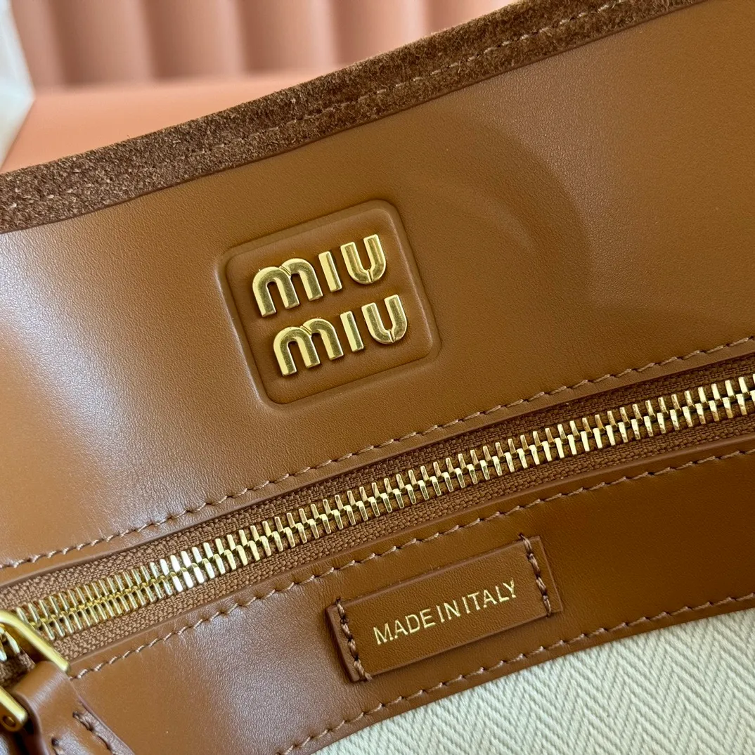 p2160💋💋💋Original leather Miu women's Nappa sheepskin handbag, inspired by the archive design, the structure has been adjusted to become lighter and rejuvenate with a new personality, creating a classic item with timeless charm. Decorated with an embossed monogram logo for an added signature touch 👝 Comes with handles for use as a tote or shoulder bag! Removable charm, antiqued gold-tone hardware, embossed lettering logo on front, lined interior, zip pocket and patch pocket! Size: 31✖️40✖️13cm Style number: 5BG291