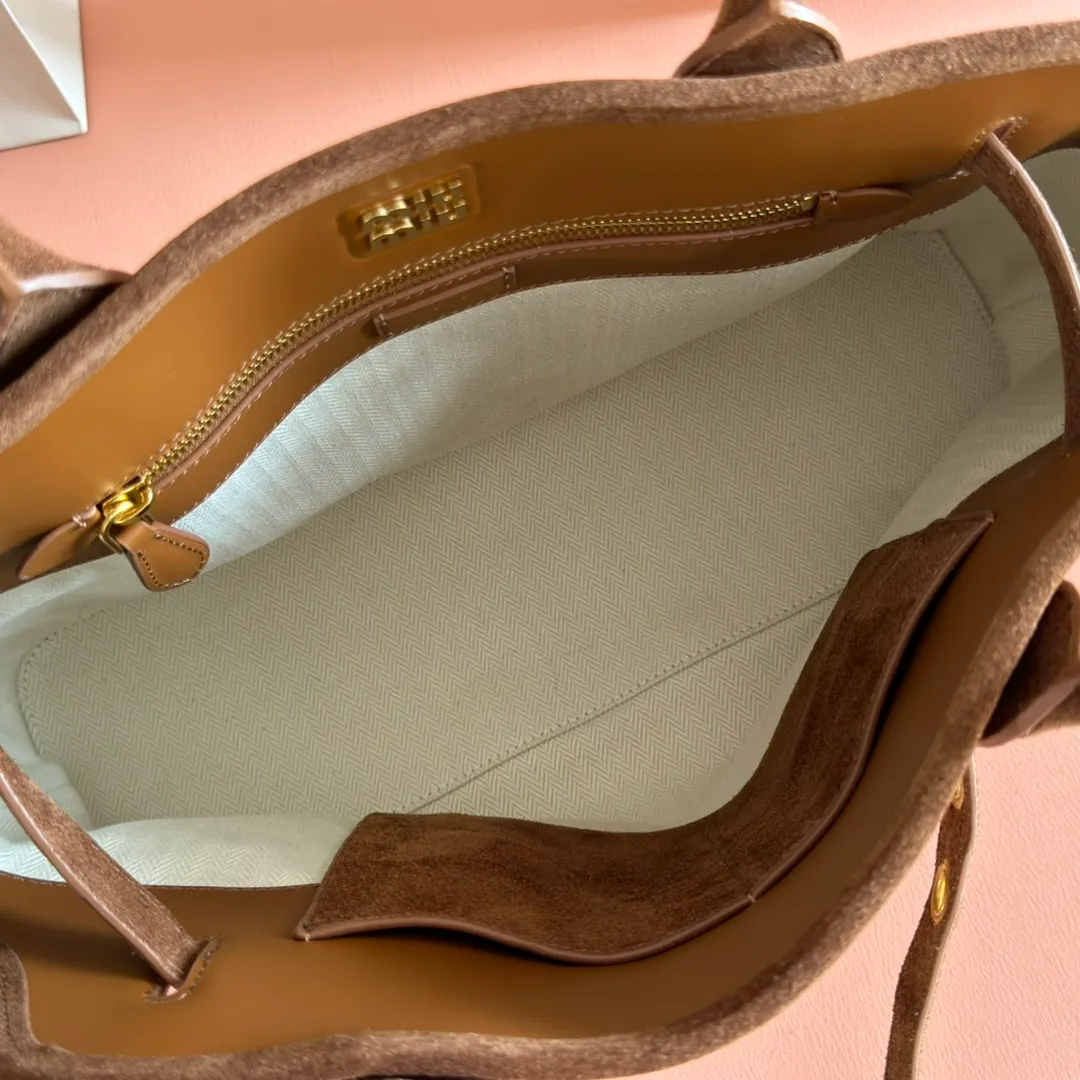 p2160💋💋💋Original leather Miu women's Nappa sheepskin handbag, inspired by the archive design, the structure has been adjusted to become lighter and rejuvenate with a new personality, creating a classic item with timeless charm. Decorated with an embossed monogram logo for an added signature touch 👝 Comes with handles for use as a tote or shoulder bag! Removable charm, antiqued gold-tone hardware, embossed lettering logo on front, lined interior, zip pocket and patch pocket! Size: 31✖️40✖️13cm Style number: 5BG291