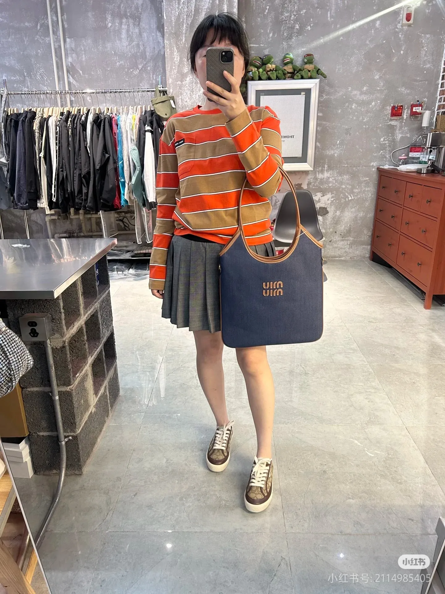 p1360💋💋💋【Configuring full counter package】Miu Women's IVY cowhide leather tote shoulder bag This classic tote bag is decorated with the Miu Miu letter logo, highlighting the classic style and being very recognizable. Simple underarm tote bag 🖤 The same color leather letter logo adds a unique and classic style! Gold hardware, leather lettering logo on front! Lined with zip pocket accents! Size: 35x40cm Style number: 5bg231