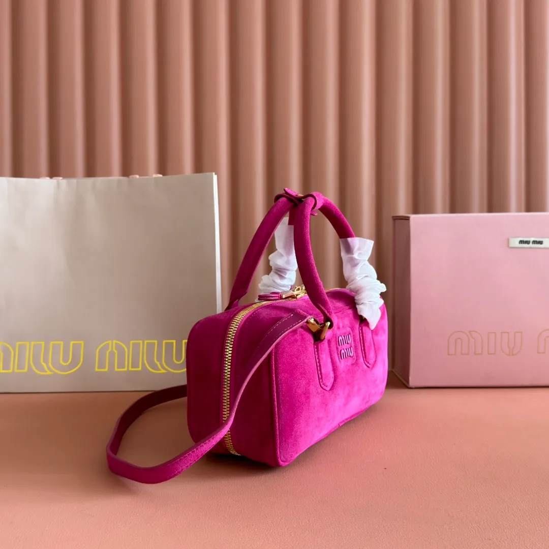 💋💋💋p1600【Premium hardware original leather】Arcadie cow leather medium (27cm) bowling handbag/crossbody bag ~ cognac color cowhide This Arcadic handbag demonstrates the unique concept that fashion is a tool that translates the reflection of reality into material form. The letter logo that complements the finish of the metal hardware accessories is exquisitely crafted and demonstrates a highly recognizable classic style. Dynamic and elegant lines with adjustable and detachable shoulder straps present a practical and versatile design with modern charm. ～Detachable and adjustable shoulder strap ～Zipper closure ～Painted metal letter logo on the front ～Lined with zippered pocket ～Comes with foot studs Size: W27×H12×D9cm No.: 5BB148
