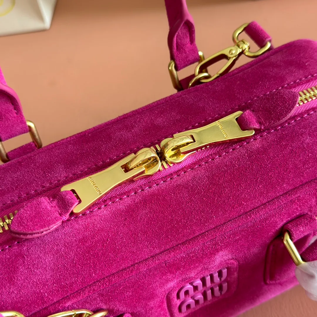 💋💋💋p1600【Premium hardware original leather】Arcadie cow leather medium (27cm) bowling handbag/crossbody bag ~ cognac color cowhide This Arcadic handbag demonstrates the unique concept that fashion is a tool that translates the reflection of reality into material form. The letter logo that complements the finish of the metal hardware accessories is exquisitely crafted and demonstrates a highly recognizable classic style. Dynamic and elegant lines with adjustable and detachable shoulder straps present a practical and versatile design with modern charm. ～Detachable and adjustable shoulder strap ～Zipper closure ～Painted metal letter logo on the front ～Lined with zippered pocket ～Comes with foot studs Size: W27×H12×D9cm No.: 5BB148