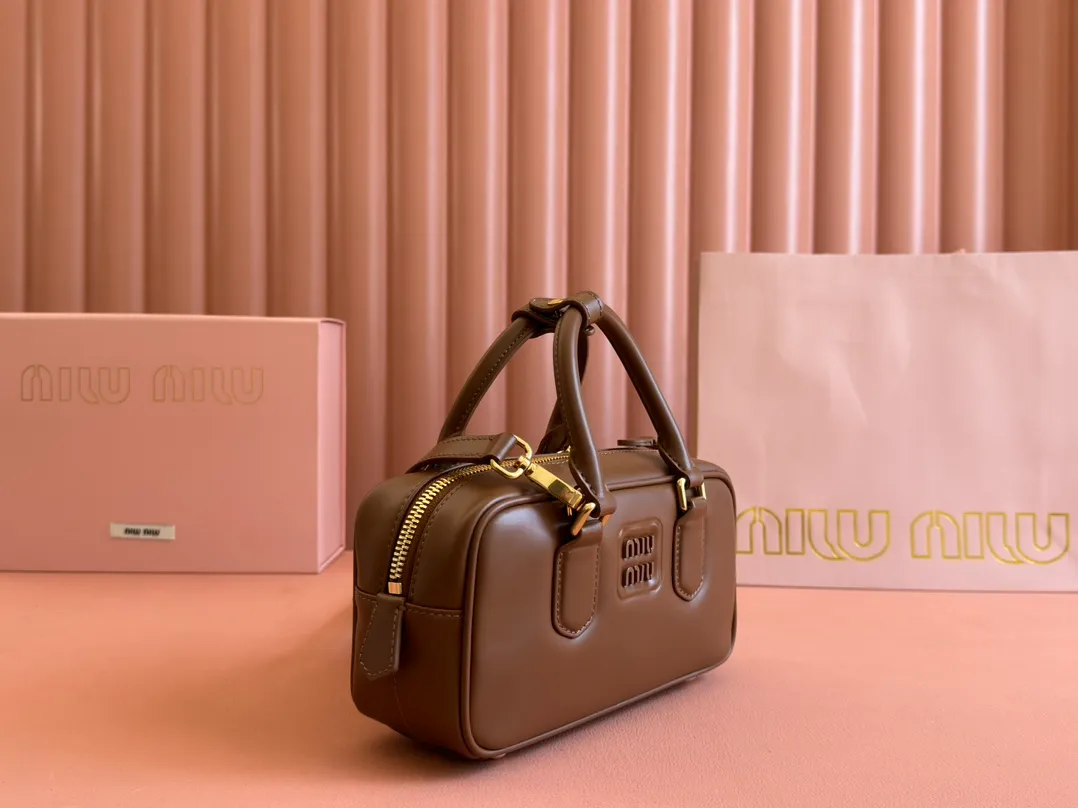p1640💋💋💋【Full set of packaging at the counter】MIU MIU Miu Miu Caramel Bowling Upper Body Effect! Miu Miu Women's Arcadia Cowhide Handbag Crossbody Bag👝Lightly padded design makes the handbag look fuller, showing a cosmopolitan style. The letter logo, which echoes the finish of the metal hardware, straddles the line between function and decoration, giving this handbag a unique aesthetic and classic feel. Size: 22✖️10.5✖️7.5cm Style number: 5bb142 brown