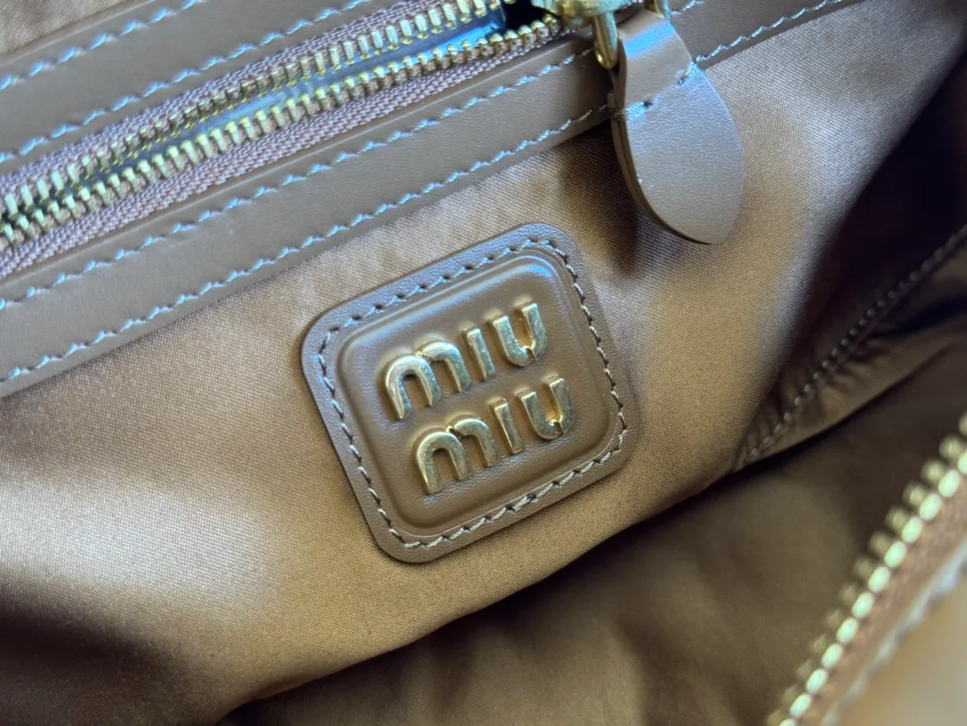 p1640💋💋💋【Full set of packaging at the counter】MIU MIU Miu Miu Caramel Bowling Upper Body Effect! Miu Miu Women's Arcadia Cowhide Handbag Crossbody Bag👝Lightly padded design makes the handbag look fuller, showing a cosmopolitan style. The letter logo, which echoes the finish of the metal hardware, straddles the line between function and decoration, giving this handbag a unique aesthetic and classic feel. Size: 22✖️10.5✖️7.5cm Style number: 5bb142 brown