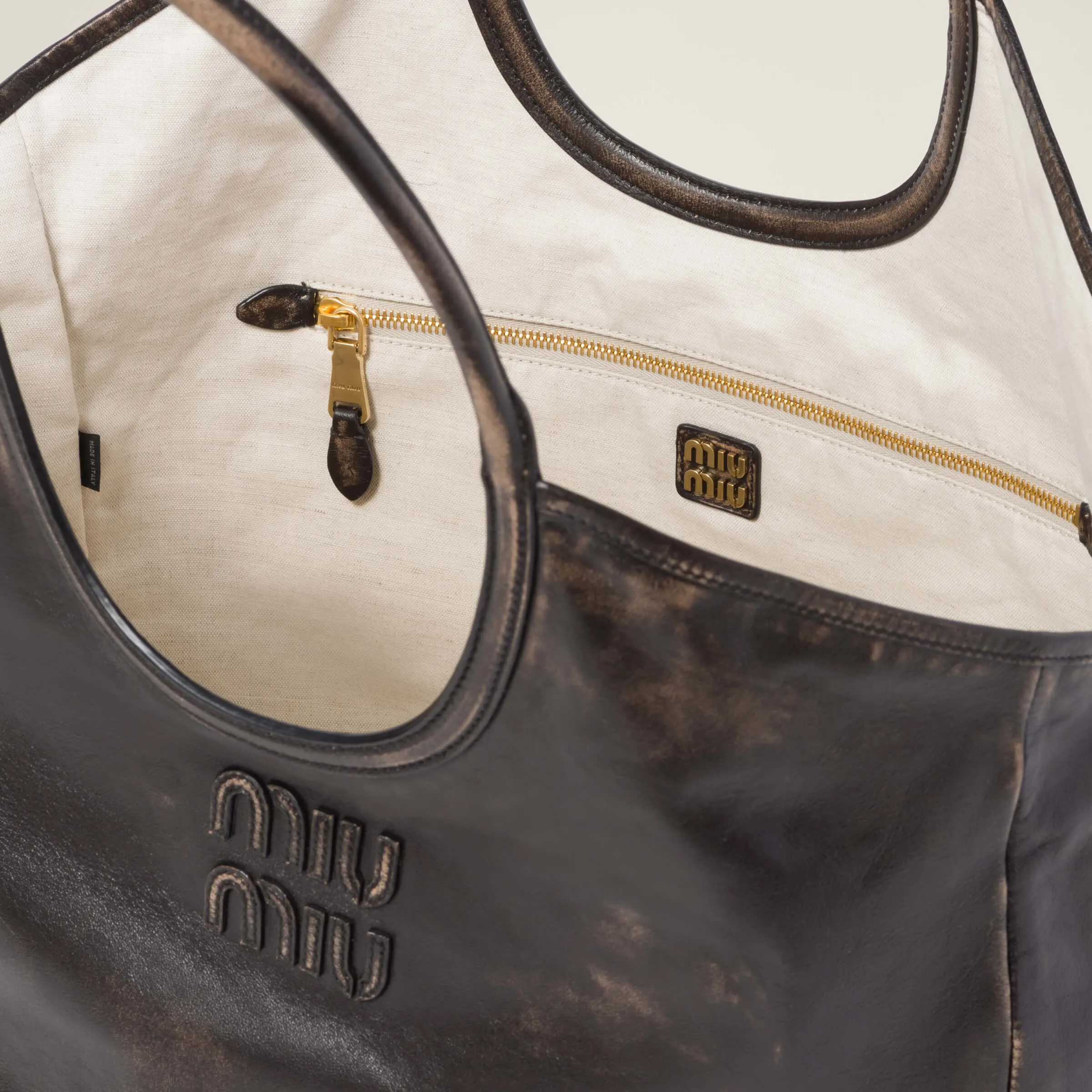 [Premium Hardware Original Leather] LVY Leather Tote Bag ~ Coffee Brown Retro. The fine leather adds color and gives this tote bag a classic and timeless charm. Tonal leather lettering logo adds a distinctive, classic touch. ~Leather handle ~Golden hardware ~Leather letter logo on front ~Fabric lining with two zippered pockets Dimensions: W40×H39×D18cm No.: 5BG276_MM0_ 276