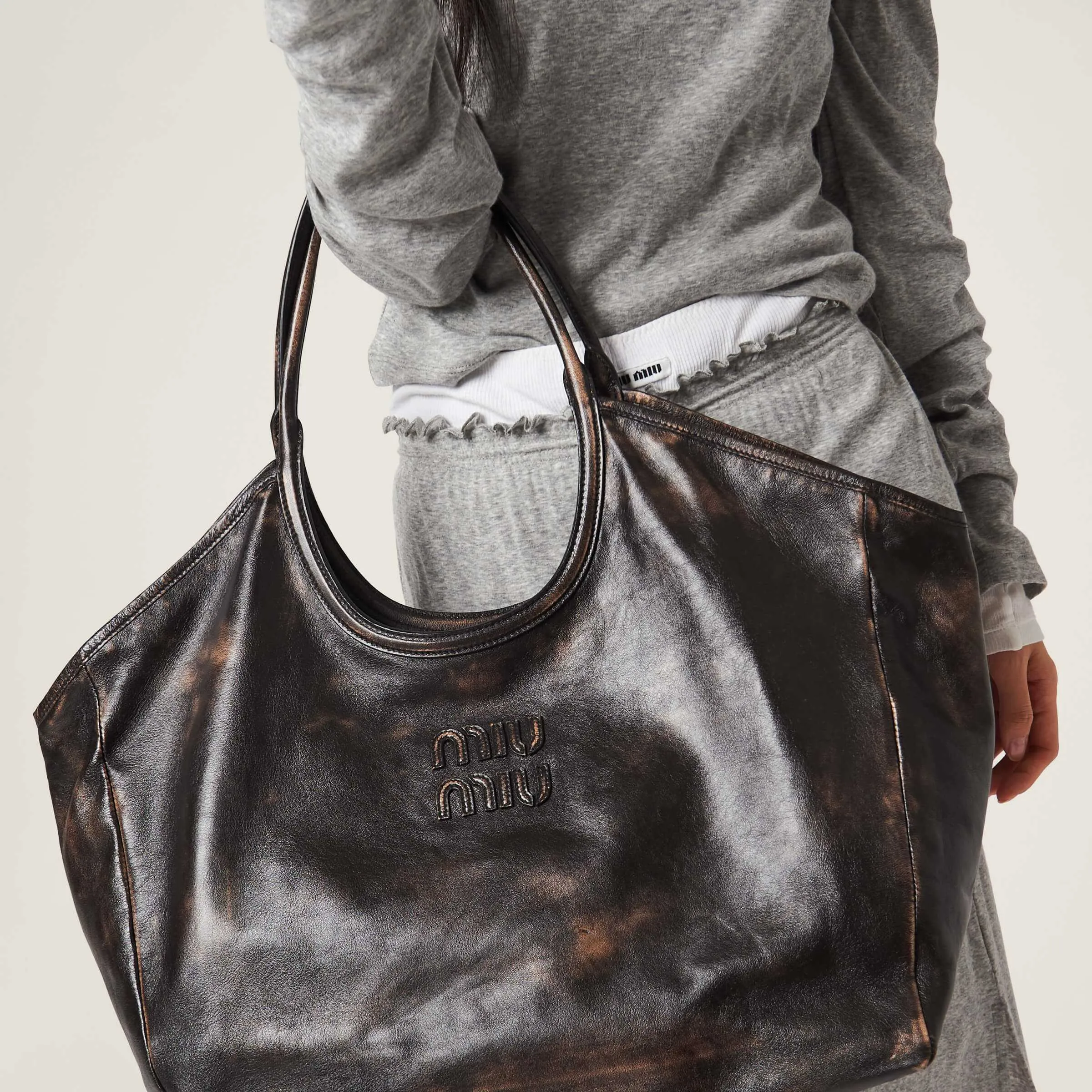 [Premium Hardware Original Leather] LVY Leather Tote Bag ~ Coffee Brown Retro. The fine leather adds color and gives this tote bag a classic and timeless charm. Tonal leather lettering logo adds a distinctive, classic touch. ~Leather handle ~Golden hardware ~Leather letter logo on front ~Fabric lining with two zippered pockets Dimensions: W40×H39×D18cm No.: 5BG276_MM0_ 276