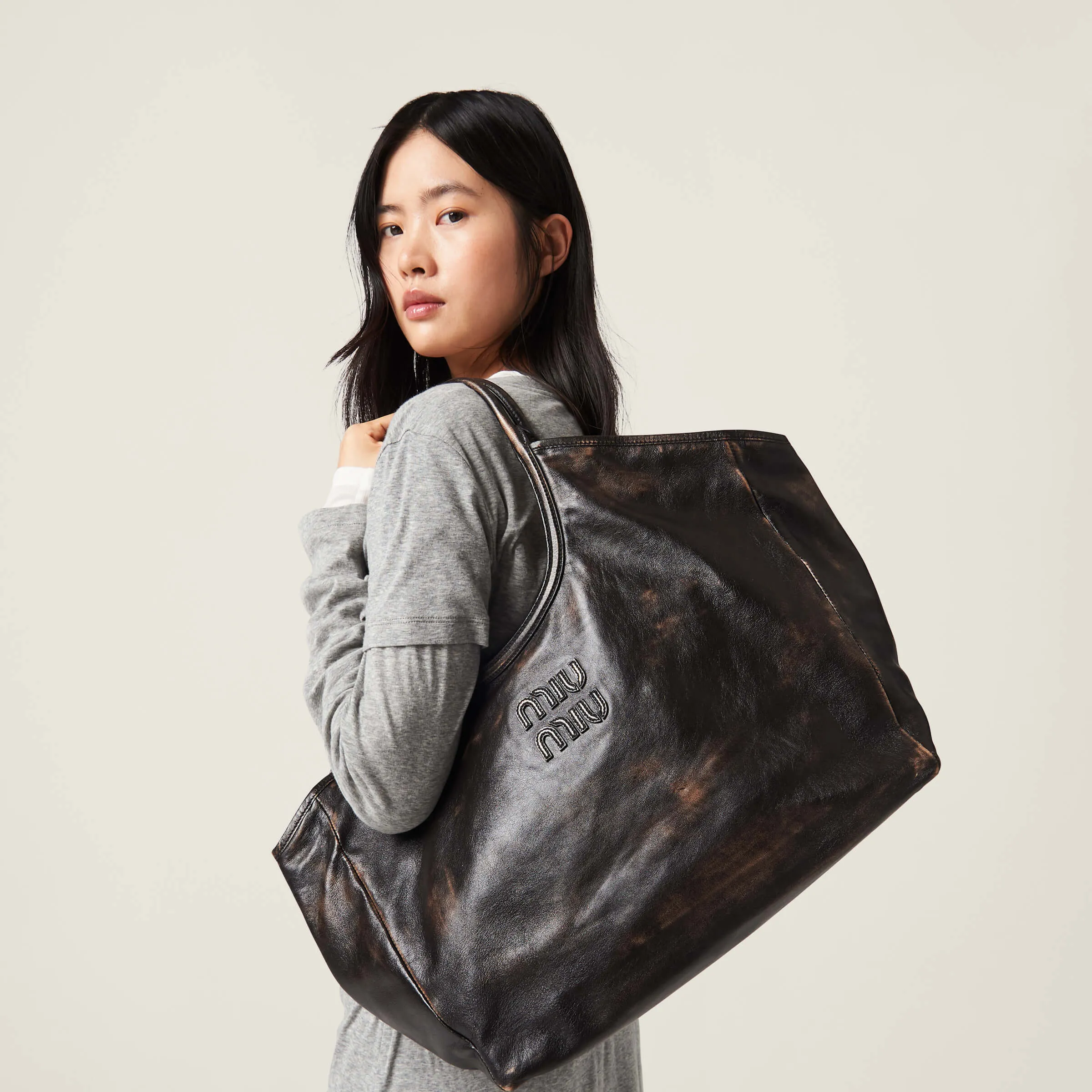 [Premium Hardware Original Leather] LVY Leather Tote Bag ~ Coffee Brown Retro. The fine leather adds color and gives this tote bag a classic and timeless charm. Tonal leather lettering logo adds a distinctive, classic touch. ~Leather handle ~Golden hardware ~Leather letter logo on front ~Fabric lining with two zippered pockets Dimensions: W40×H39×D18cm No.: 5BG276_MM0_ 276