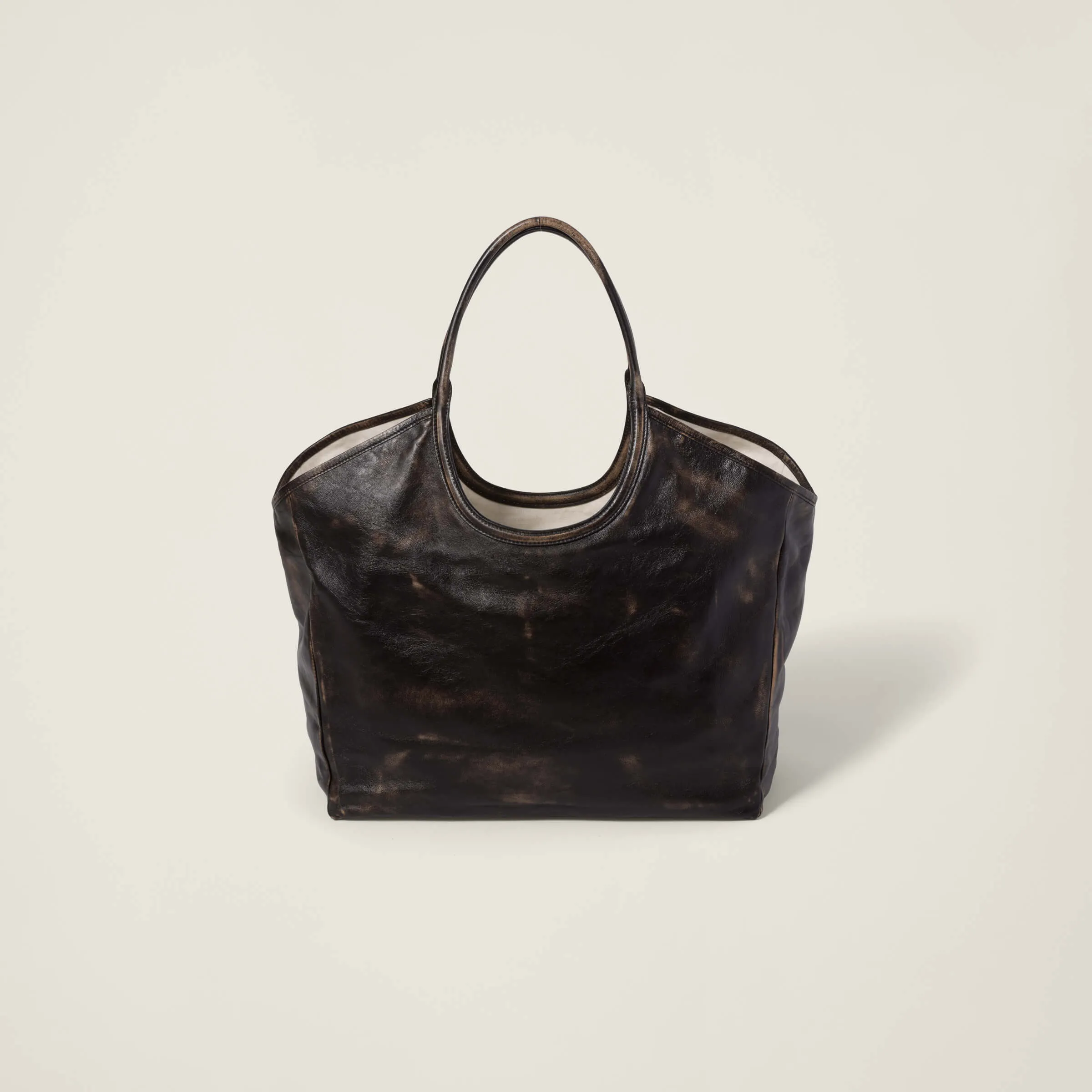 [Premium Hardware Original Leather] LVY Leather Tote Bag ~ Coffee Brown Retro. The fine leather adds color and gives this tote bag a classic and timeless charm. Tonal leather lettering logo adds a distinctive, classic touch. ~Leather handle ~Golden hardware ~Leather letter logo on front ~Fabric lining with two zippered pockets Dimensions: W40×H39×D18cm No.: 5BG276_MM0_ 276