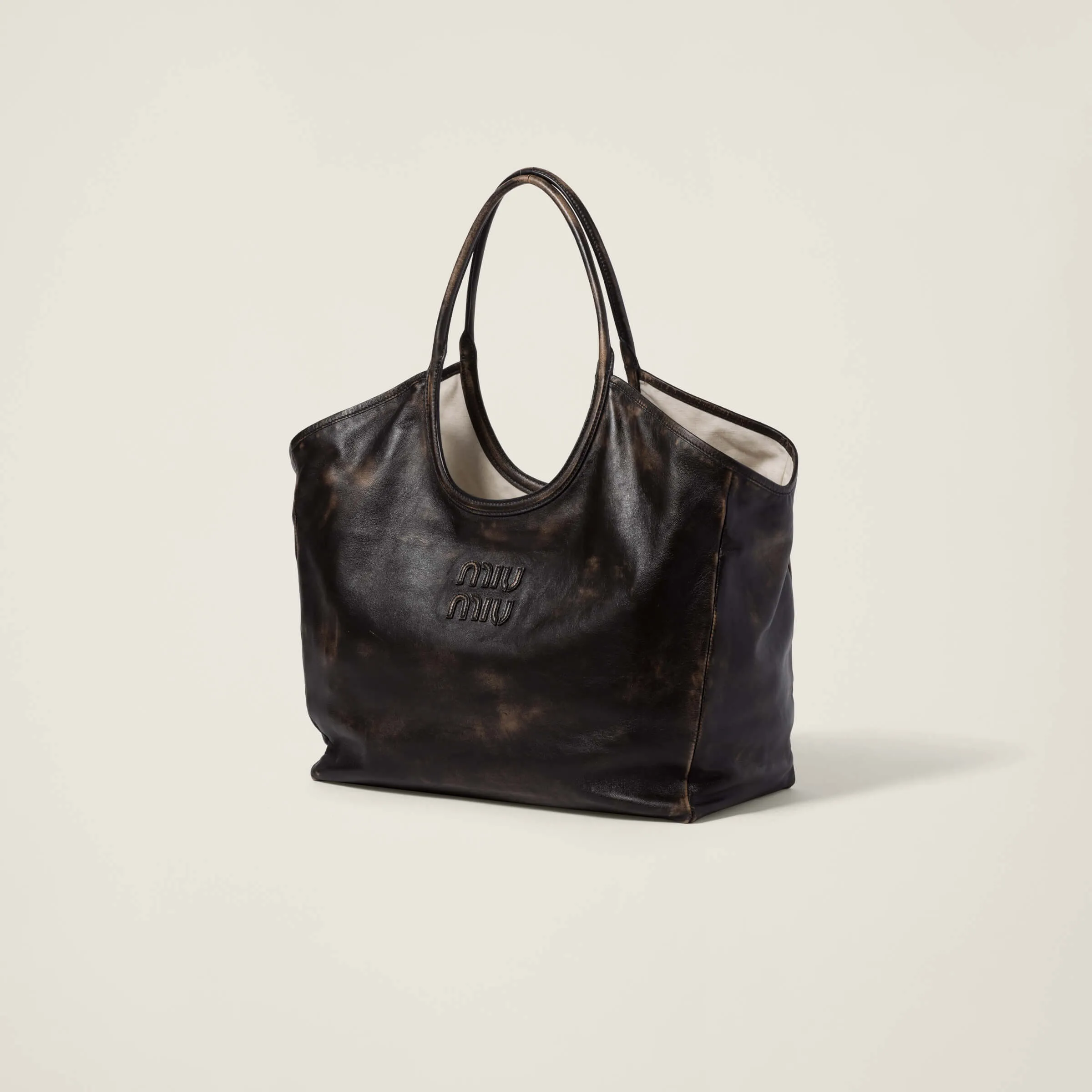 [Premium Hardware Original Leather] LVY Leather Tote Bag ~ Coffee Brown Retro. The fine leather adds color and gives this tote bag a classic and timeless charm. Tonal leather lettering logo adds a distinctive, classic touch. ~Leather handle ~Golden hardware ~Leather letter logo on front ~Fabric lining with two zippered pockets Dimensions: W40×H39×D18cm No.: 5BG276_MM0_ 276