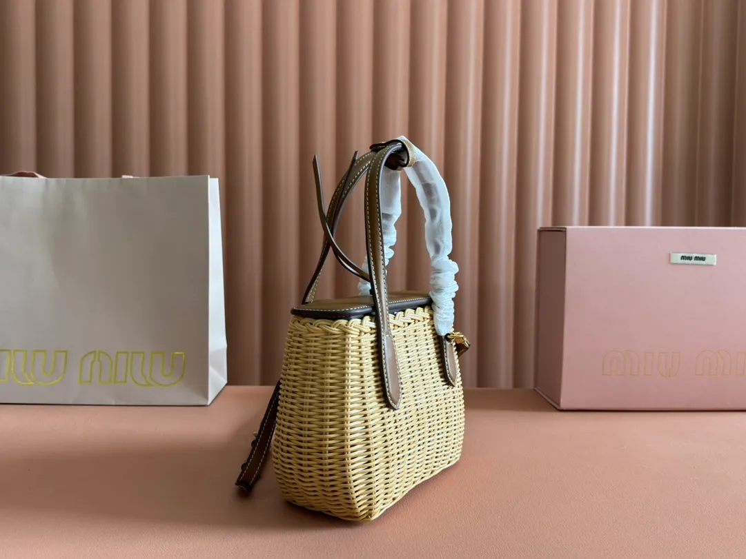 p1600💋💋💋【Full set of packaging at the counter】🍒M Home🍒 MiuMiu rattan style I really like the freshness and romance of the weaving style, full of dreamy and high-end sense. The unique sweet smell of this small basket is really amazing! The pure hand-woven weaving and the small and exquisite bag shape are super fascinating~ It can be filled with summer feeling easily. It is perfect for picnics or beach vacations. The season for miu girls’ vegetable baskets is coming, come and buy it! 15x20x8.5cm 5BA222