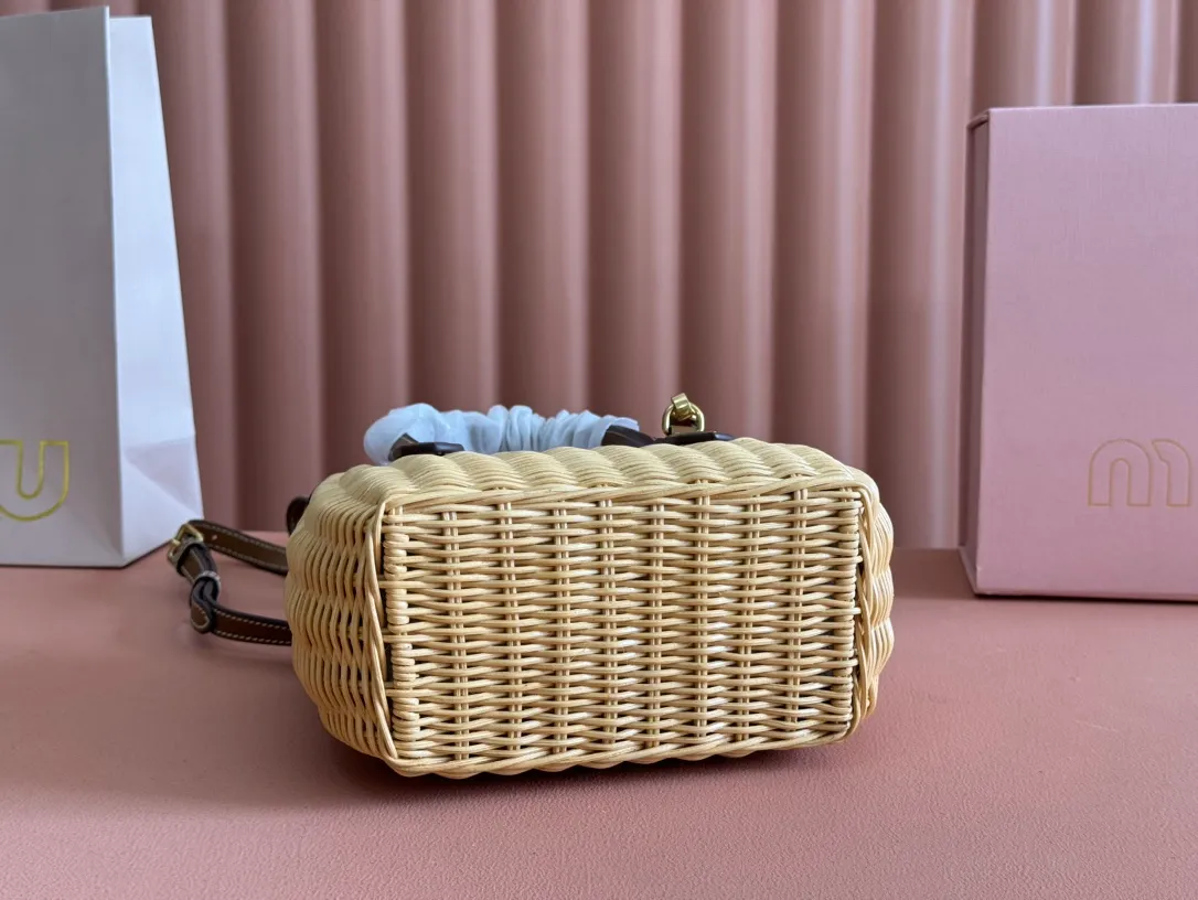 p1600💋💋💋【Full set of packaging at the counter】🍒M Home🍒 MiuMiu rattan style I really like the freshness and romance of the weaving style, full of dreamy and high-end sense. The unique sweet smell of this small basket is really amazing! The pure hand-woven weaving and the small and exquisite bag shape are super fascinating~ It can be filled with summer feeling easily. It is perfect for picnics or beach vacations. The season for miu girls’ vegetable baskets is coming, come and buy it! 15x20x8.5cm 5BA222